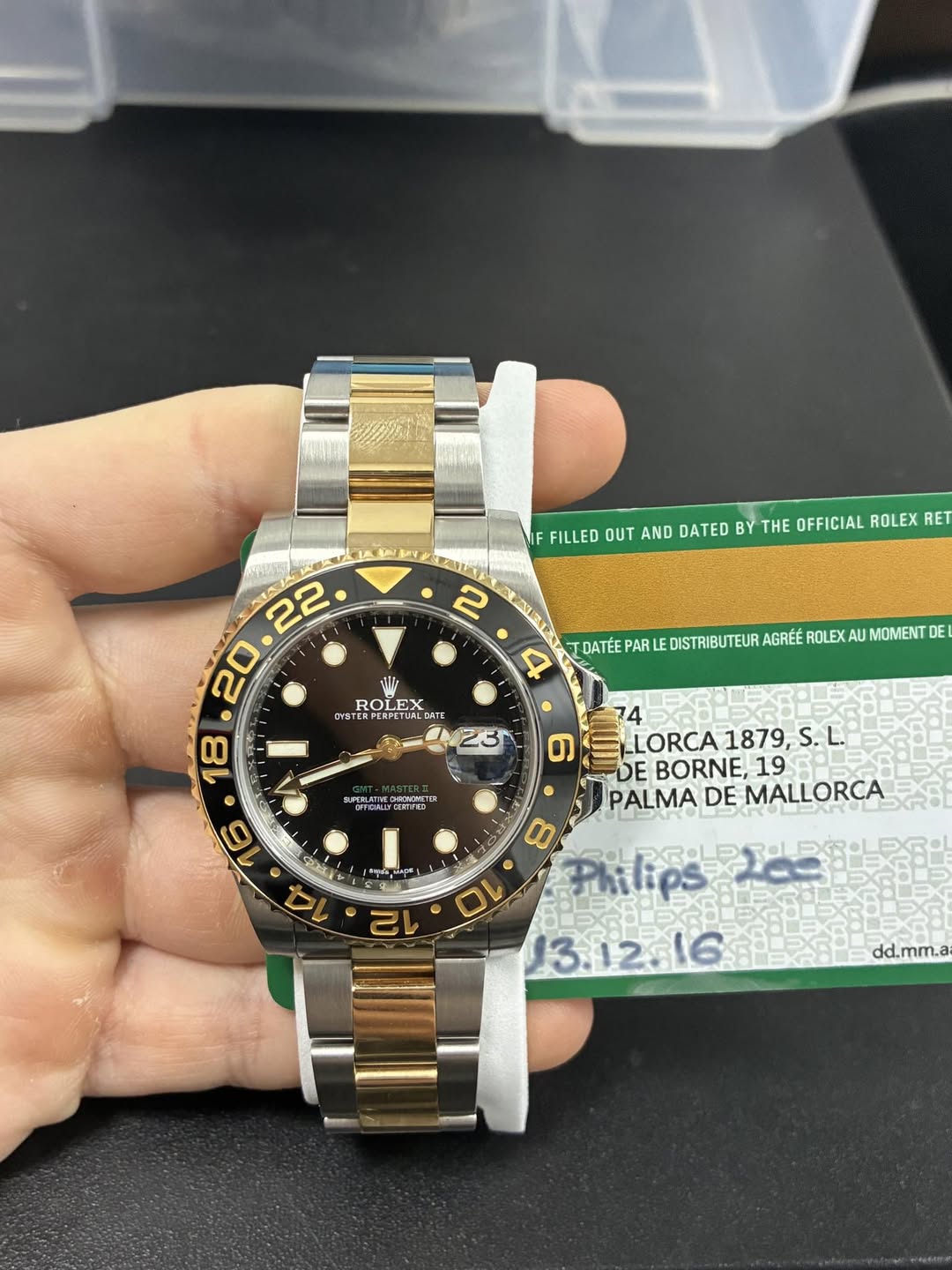 May be an image of wrist watch and text that says 'IF FILLED OUT AND DATED BY TE OFFICIAL ROLEX RET ROLEXX ROLEX ል OLE OYSTE TERPERPET CALDAT DATE DATEE PAR LE DISTRIBUTEUR AGREE…