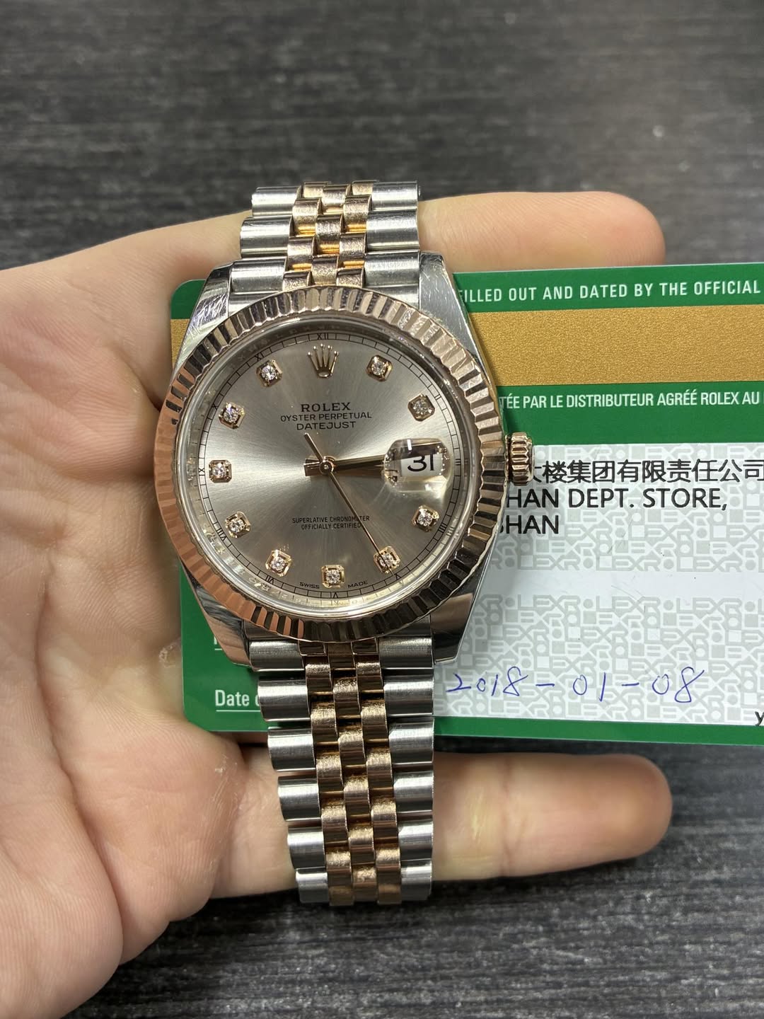 May be an image of wrist watch and text that says 'ILLED OUT AND DATED BY THE OFFICIAL 福 PAR TEPARILEDISTRIUTEURAGEEROLEXAU LE DISTRIBUTEUR AGRÉÉ ROLEX AU ភ A4 楼集团有限责任公司 HAN…