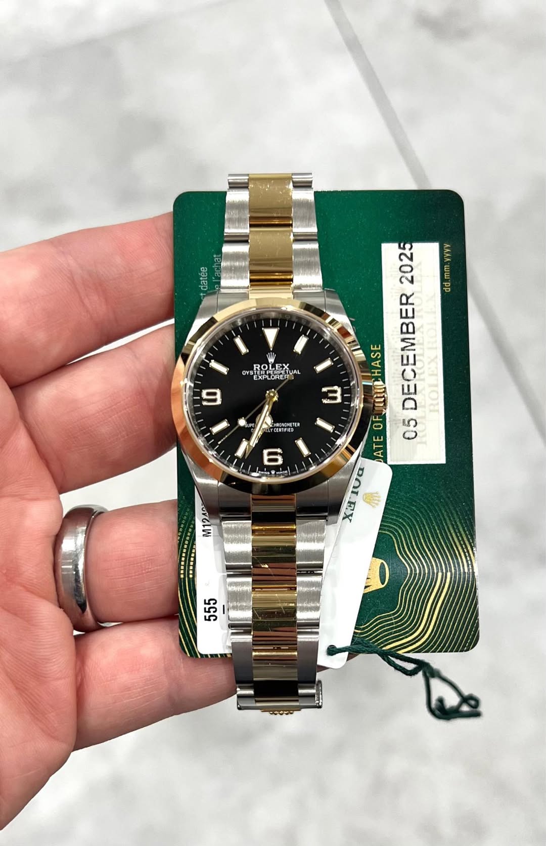 May be an image of wrist watch and text that says 'datee 201 ROLE X O LE ELORERS UAL D 2025 d.mm-yyyy n-yyyy dd. LUCHASE ወጦ DECEMBER 究代 ROLEX OF 05 TE ATE 3 TUTO 9 M12407 XLI HT 2T…