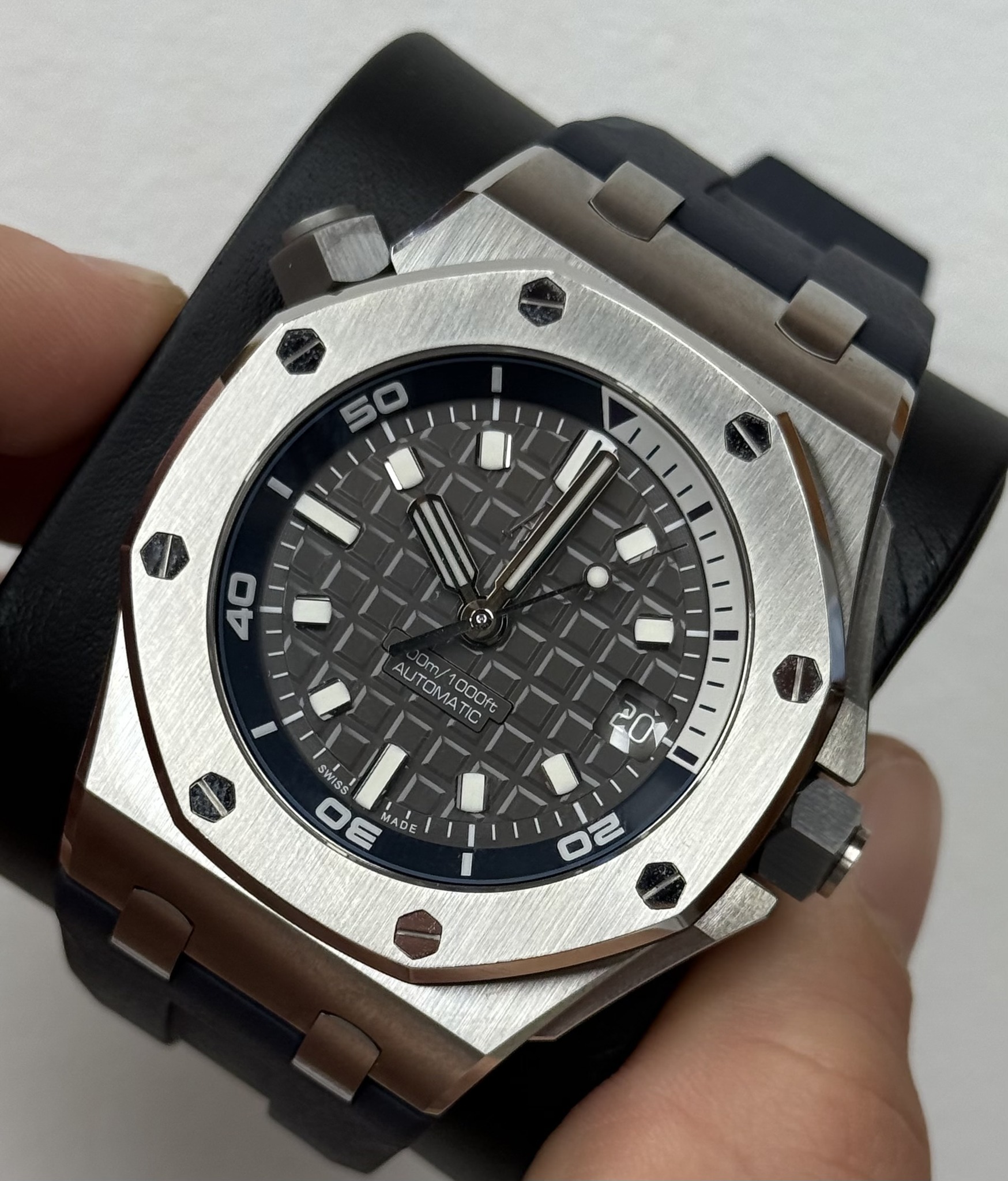 May be an image of wrist watch and text that says '40 ล AUTO AUTOMATIC ทา m/100ne 1000ft SWISS יסב MADE ('