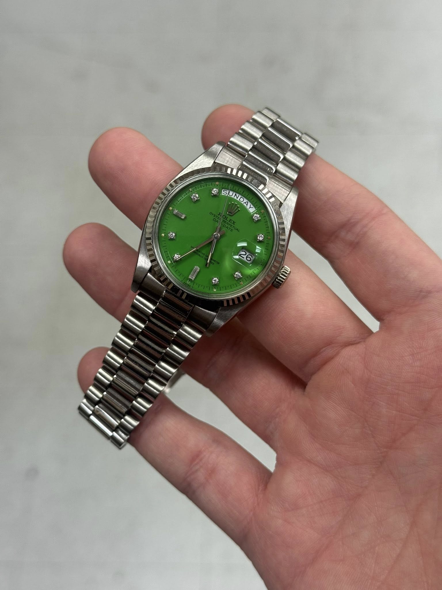 May be an image of wrist watch and text that says 'S 2 SUNDAYA 安 5 UNDAY บ O ש'