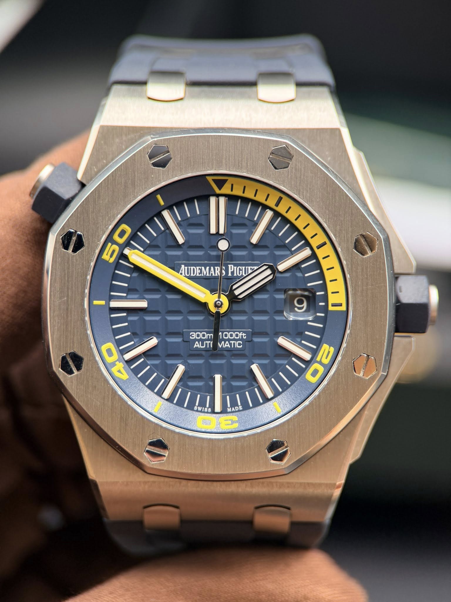 May be an image of wrist watch and text that says '5 50 ٥ 9 AUDEMAR AUDEMARPIGUE PIGUM inua 300m1000ft AUTIMATIC AUTI MATIC 300m 1000ft 40 WIS MADE DE 1 O'