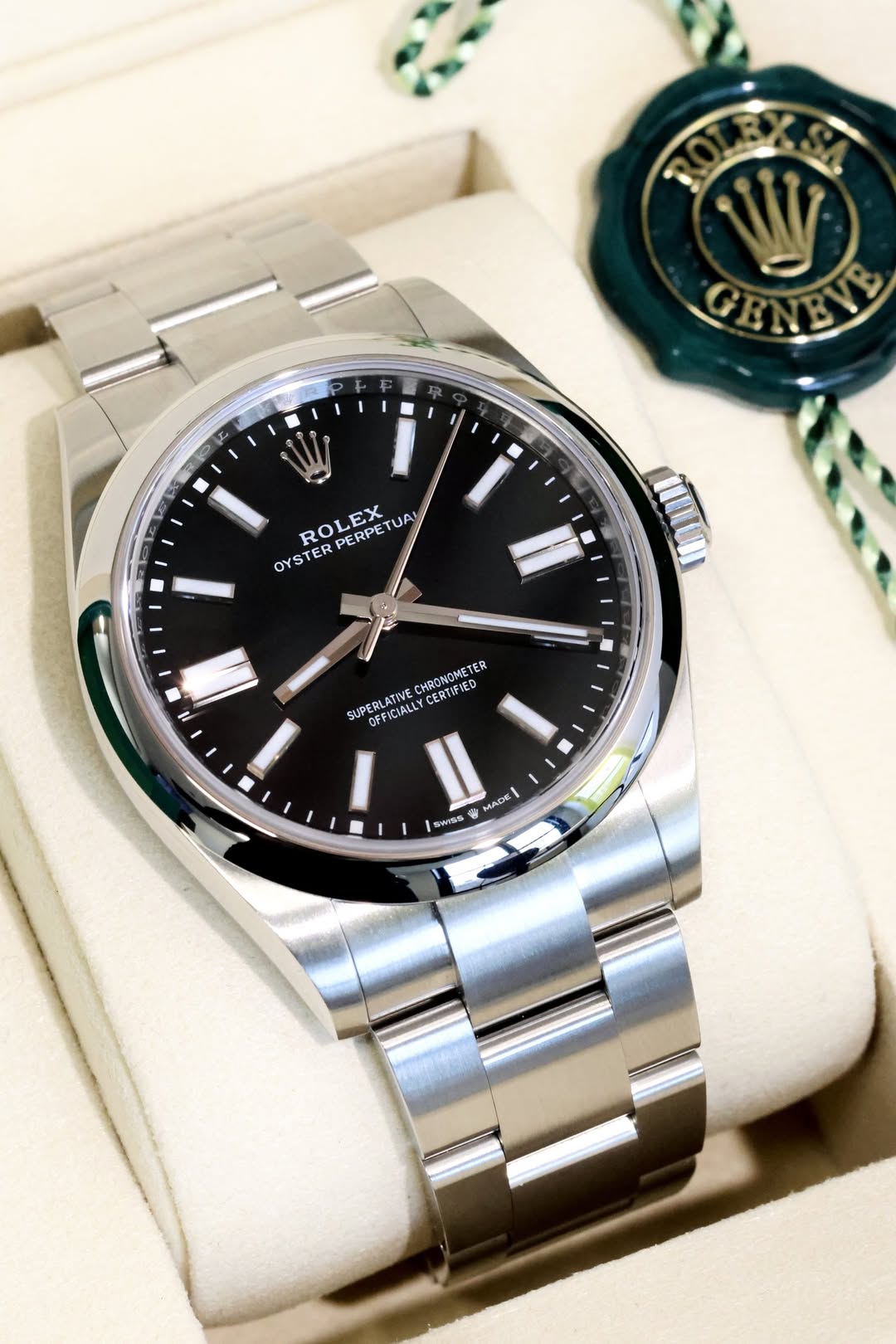 May be an image of wrist watch and text that says 'A * ® GENEVE نن ROLEX OYSTERPERPET PERPETUA OYSTER / CHRONOMETER CERTIFIED SUPERLATWE REFICIALLY DFFICIALLY I マタコR 0 SWINE'