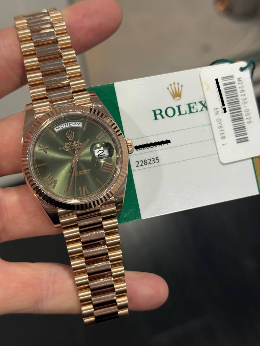 May be an image of wrist watch and text that says 'MONDAY DAY M2282 ROLEX N3 M228235- VSTE OYSTER L 10防 TO2OシI 228235'
