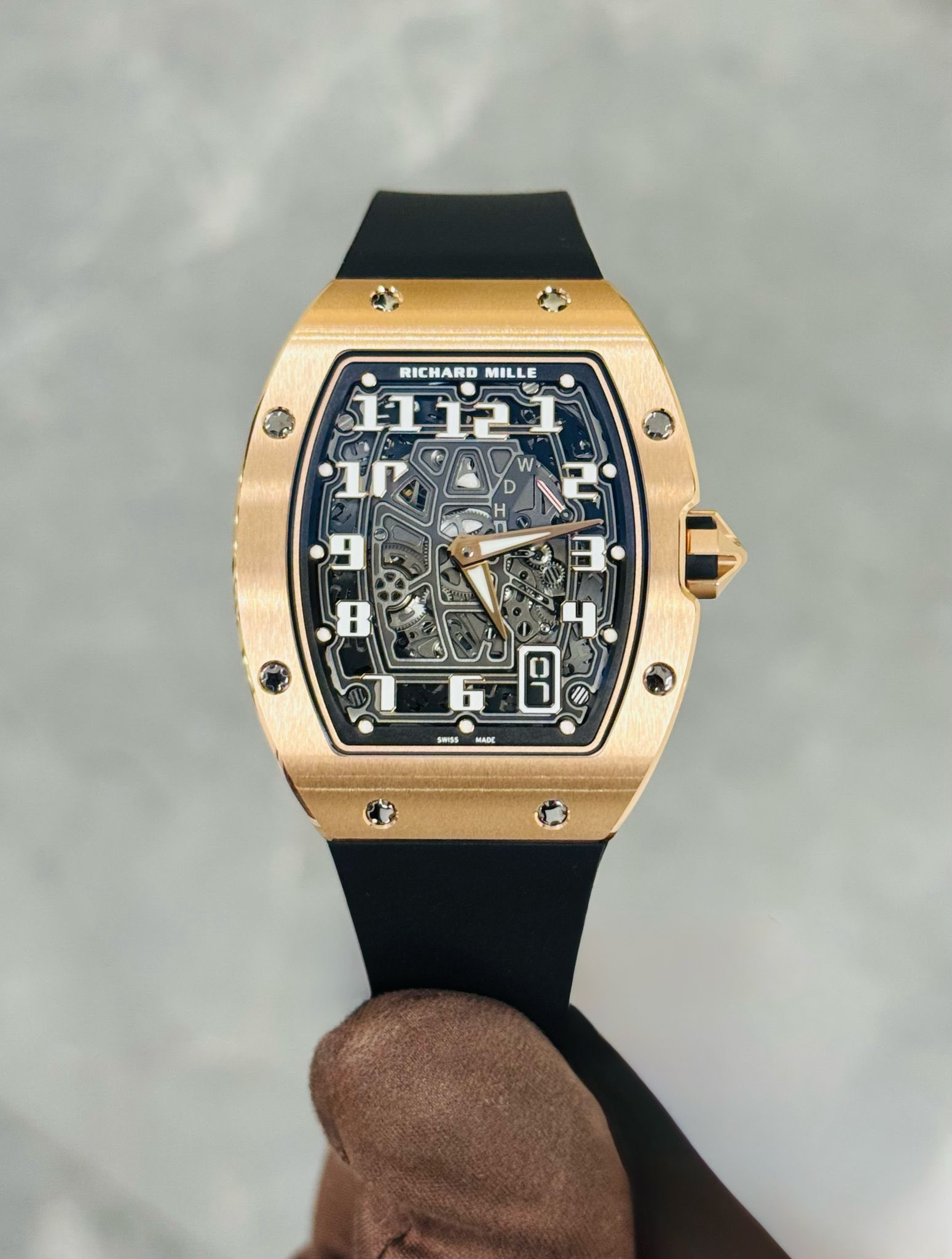 May be an image of wrist watch and text that says 'RICHARD RICHARDMILLE MILLE nΑ W كل 日 I ၂၀ U מוב 9 8 SwSs MADE'
