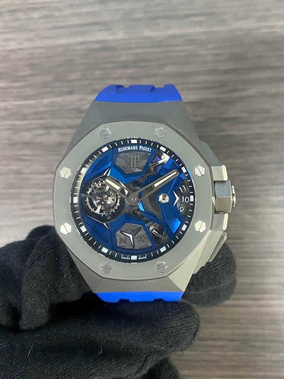 May be an image of wrist watch and text that says 'TE AUDENARSPIGUET ١ AUDEMARS PIGUET 10 9 NI สีพาร่ง ن ADE'