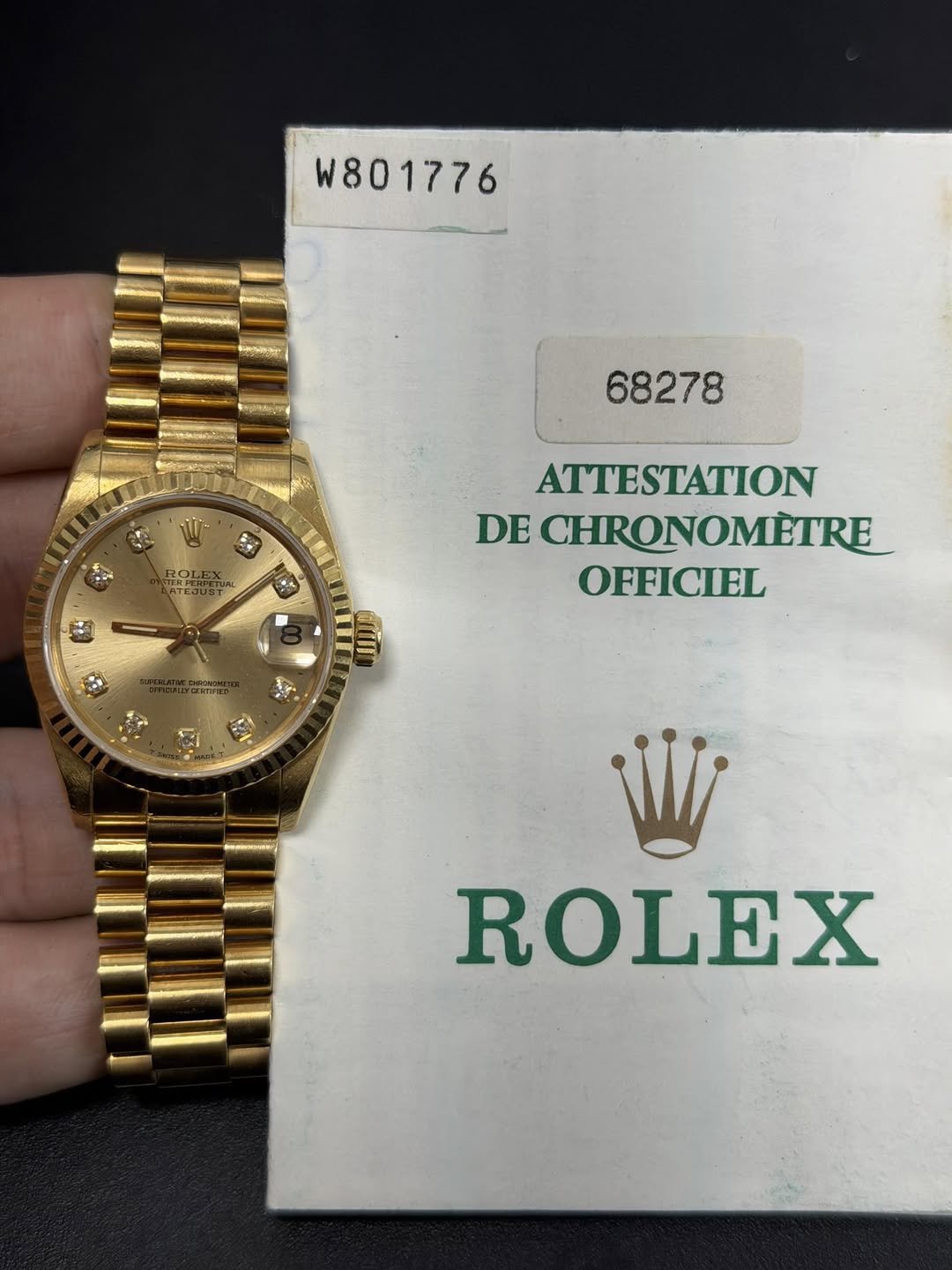 May be an image of wrist watch and text that says 'W801776 68278 1 DECHRONOMETRE DE OFFICIEL ROLEX'