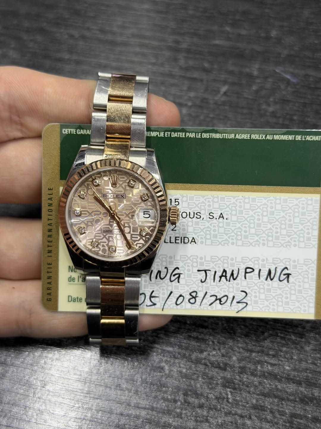 May be an image of wrist watch and text that says 'CETTE CETTEGARAI GARAI EMPLIEET DATEE PAR DISTRIBUTEUR AGREE ROLEX MOMENT TE DE LORPEONGECETAU DEL'AC L'ACHAT 5 5 OUS, Erous,S.A.…