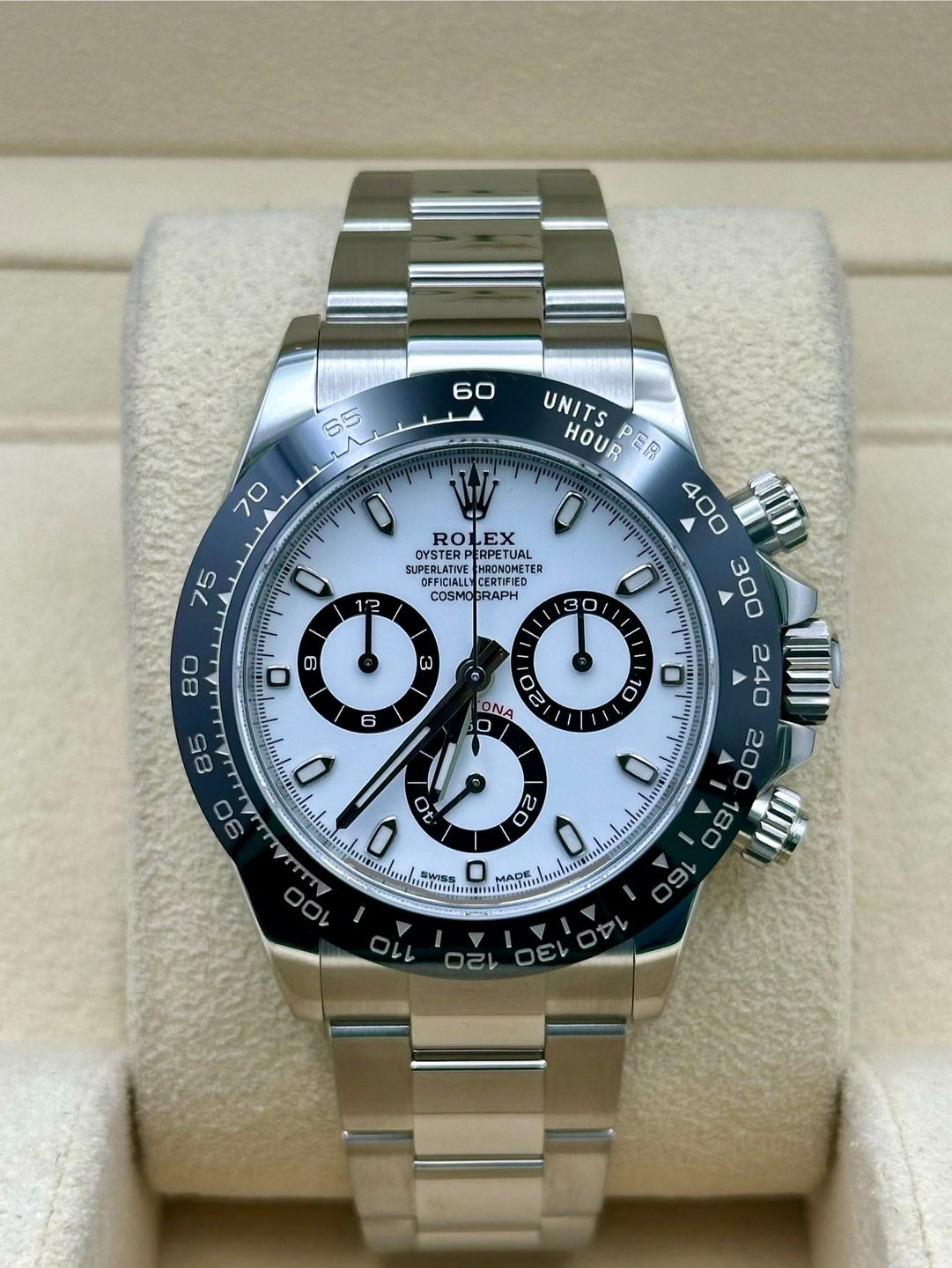 May be an image of wrist watch and text that says '60 65 70 کي RO EX OYSTERP RPETUAL TUAL SUPERLATIVE STER SUPERLATIVE CERTIFIED COSMO COSMOCRAPH GRAPH 12 UNITS HOUR PER 400 min…