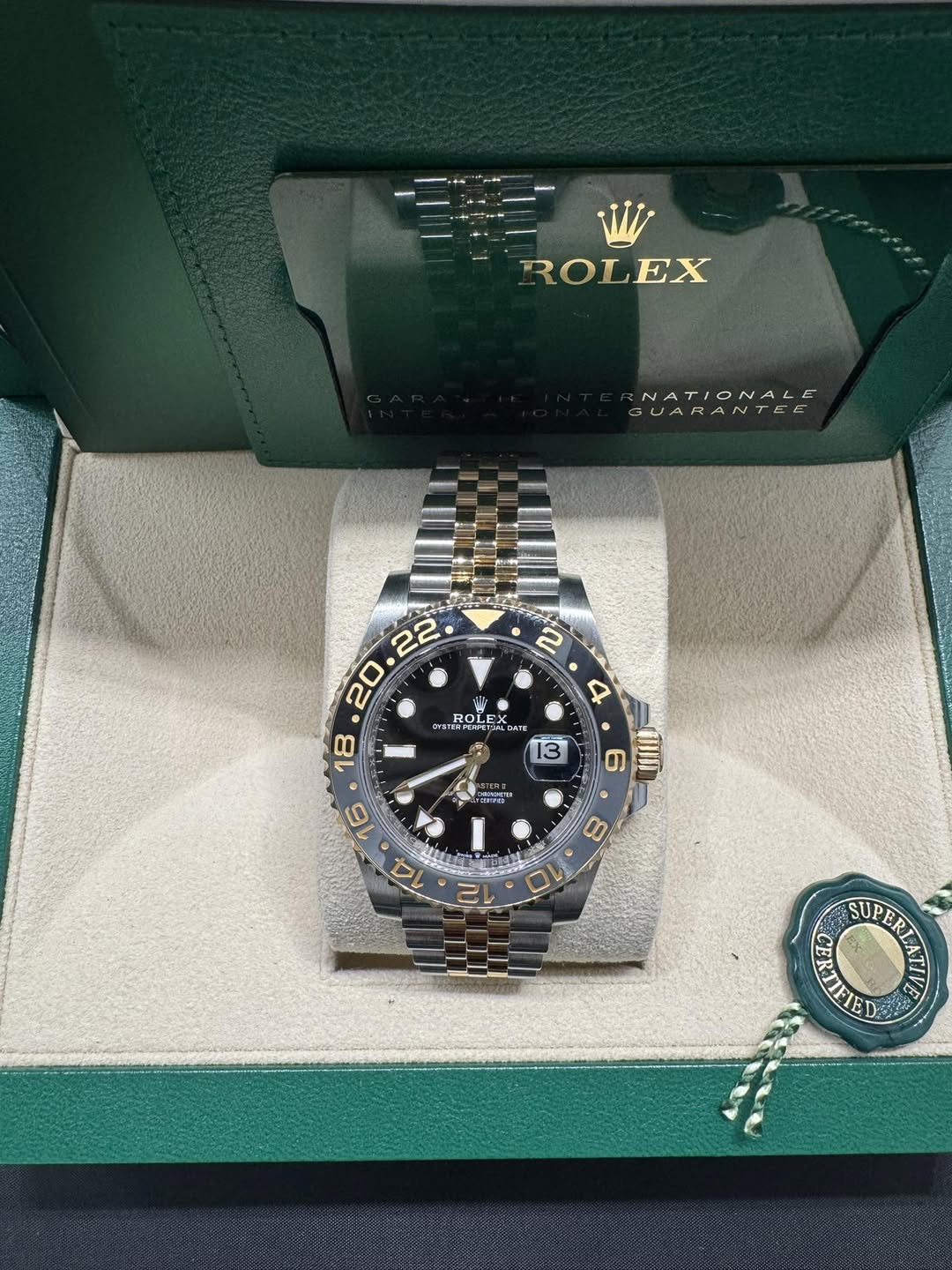 May be an image of wrist watch and text that says 'ROLEX NATIONALL GUARANTEE 2 20.22 ROLE OT W 22 20 EHETR ROFERFST DASP מוחז ል 6 8 4 12 ONEENEN SUPERT'