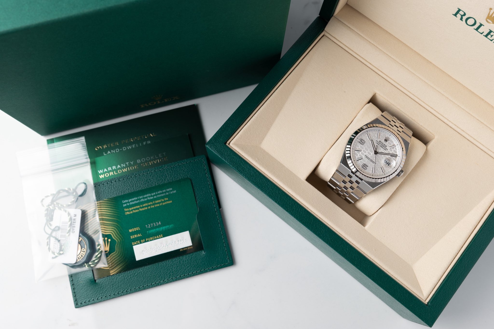 May be an image of wrist watch and text that says 'ROL ROL wa WARRANT WORLDWID WORLDWID --- 0 세지 மீ rH ٩2 й 6 OYSNEAM MODEL 127334 SERIAL SERIA BATES ATEBEPURCHASE !! WREE'