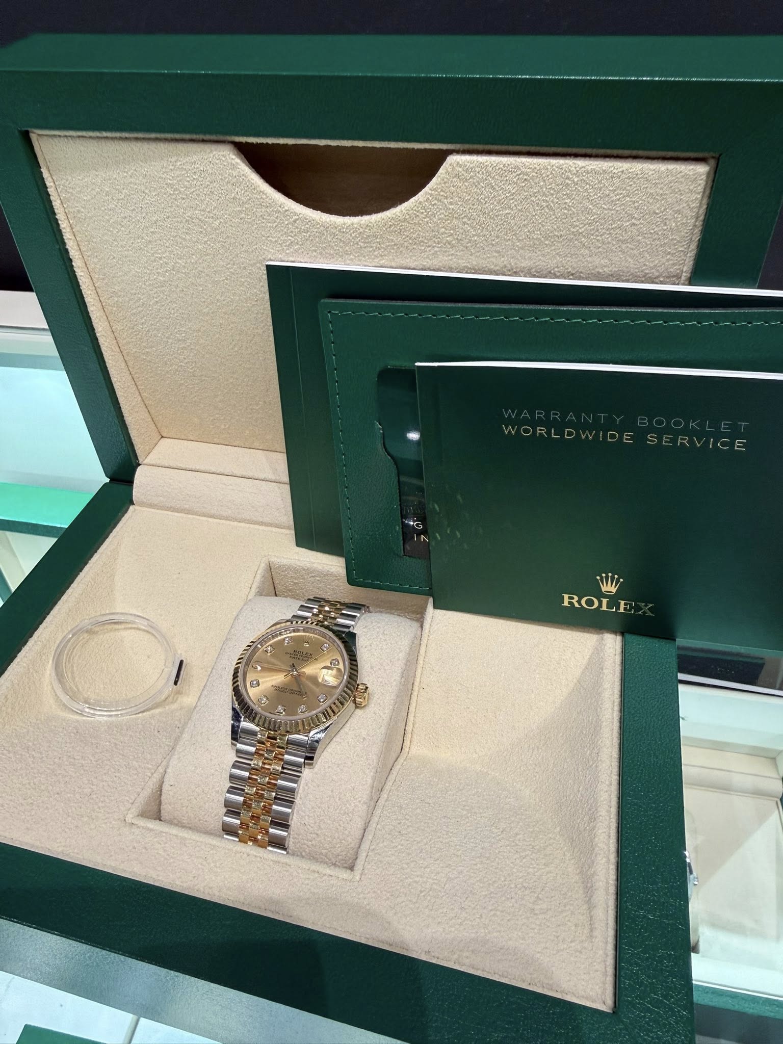 May be an image of wrist watch and text that says 'WW ROLE ไ N SW'
