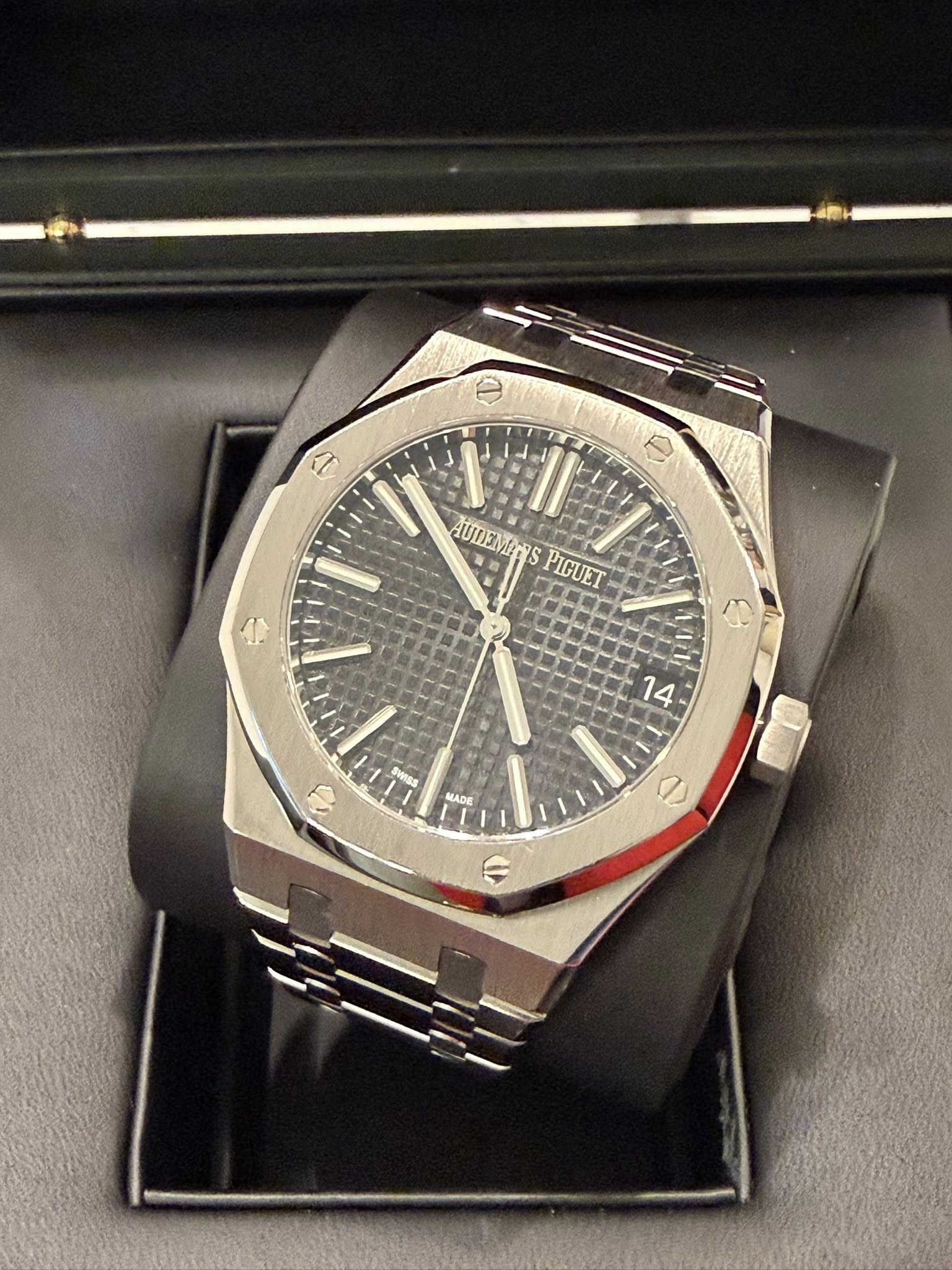 May be an image of wrist watch and text that says 'R e AUTIEN AUNEMEr'S PIGUET 14 MADE'