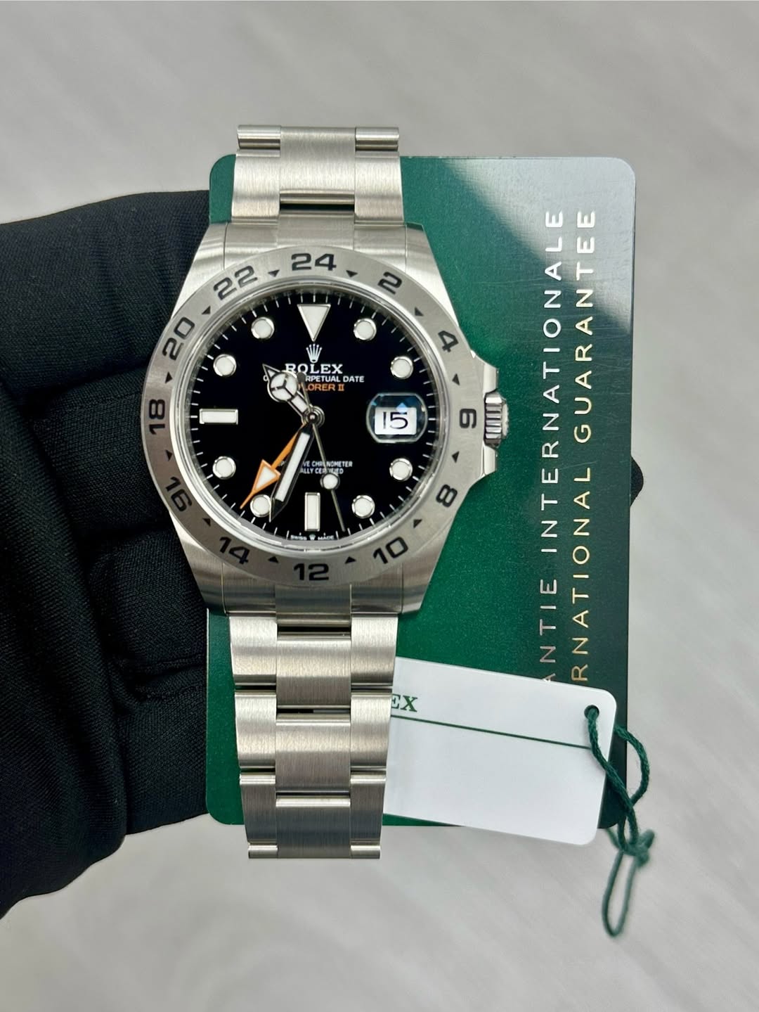 May be an image of wrist watch and text that says ' BOLEX অহ DATE D0 15 NLYCER LYCNNETER صم l ロ 4 の SULO 8 INTERNATIONA NTIE INTERNATIONALE NATIONALGUARANTEE RNATIONAL R…