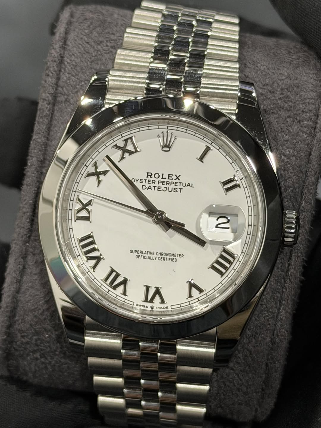 May be an image of wrist watch and text that says 'XXI XI W ROLEX OYSTER OYSTERPERPE YSTERPERPETUAL PERPETUAL DATEJUST DATE IX WA I II SUPERLATIVE OFFICIALLY OFFICIALLYCERTIFIED…