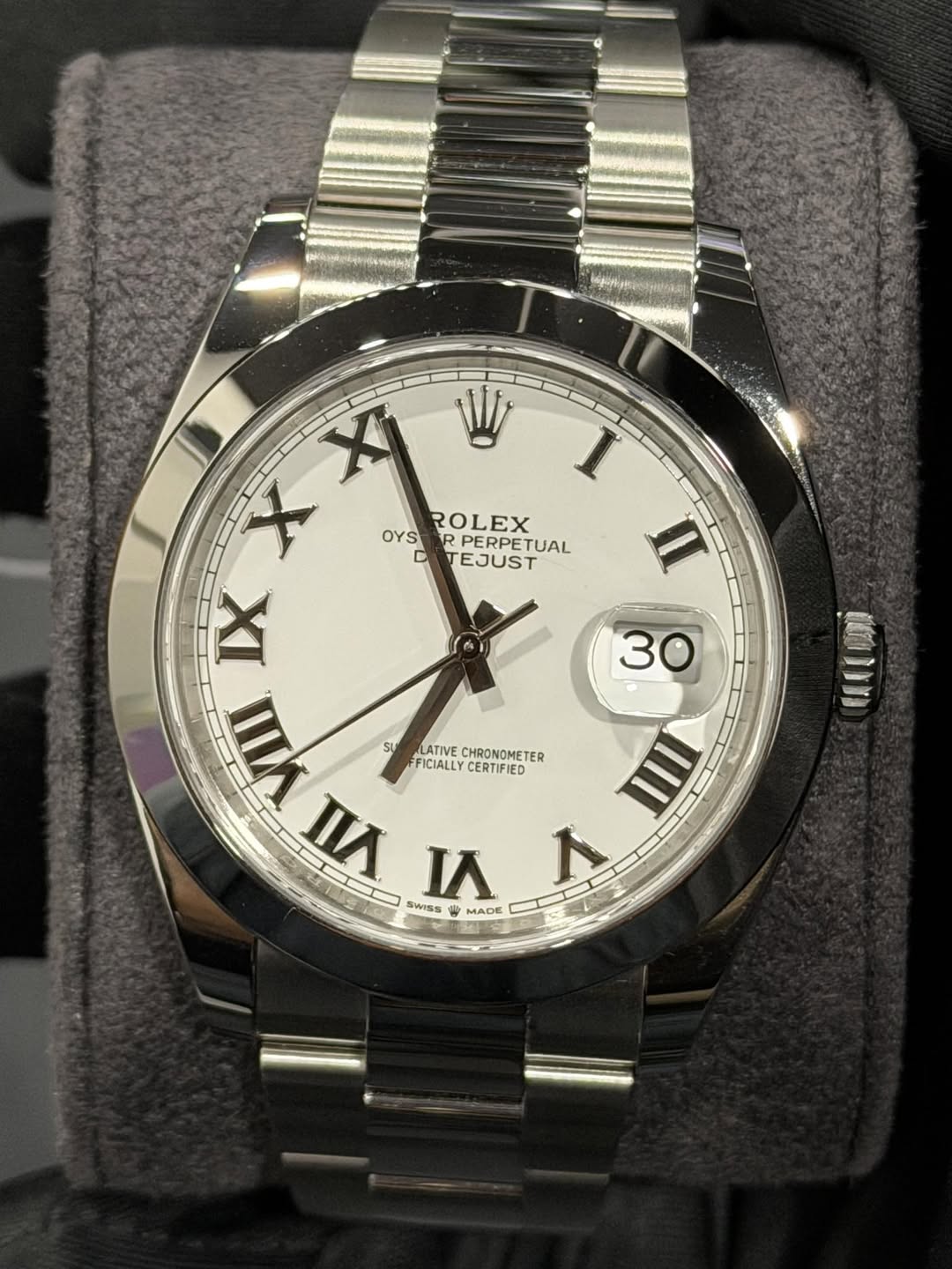 May be an image of wrist watch and text that says 'I メ V X X ROLEX OYS PERPETUAL TUAL D TEJUST IX II FICIALLY LATIVECHRONOMETER LATIVE CHRONOMETER FICIALLY CERTIFIED に ΙΑ T レ SWISS…