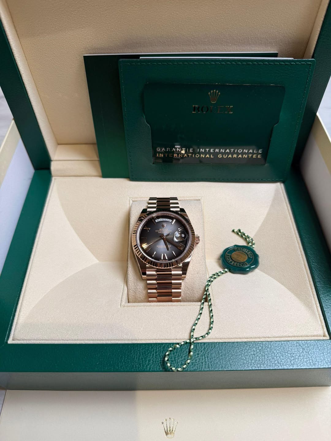 May be an image of wrist watch and text that says 'N INTERNATIONAL TIONAL GUARANTEE ATIONALGUARANTEE GUARA ទចះកោង แน้ SER IN'