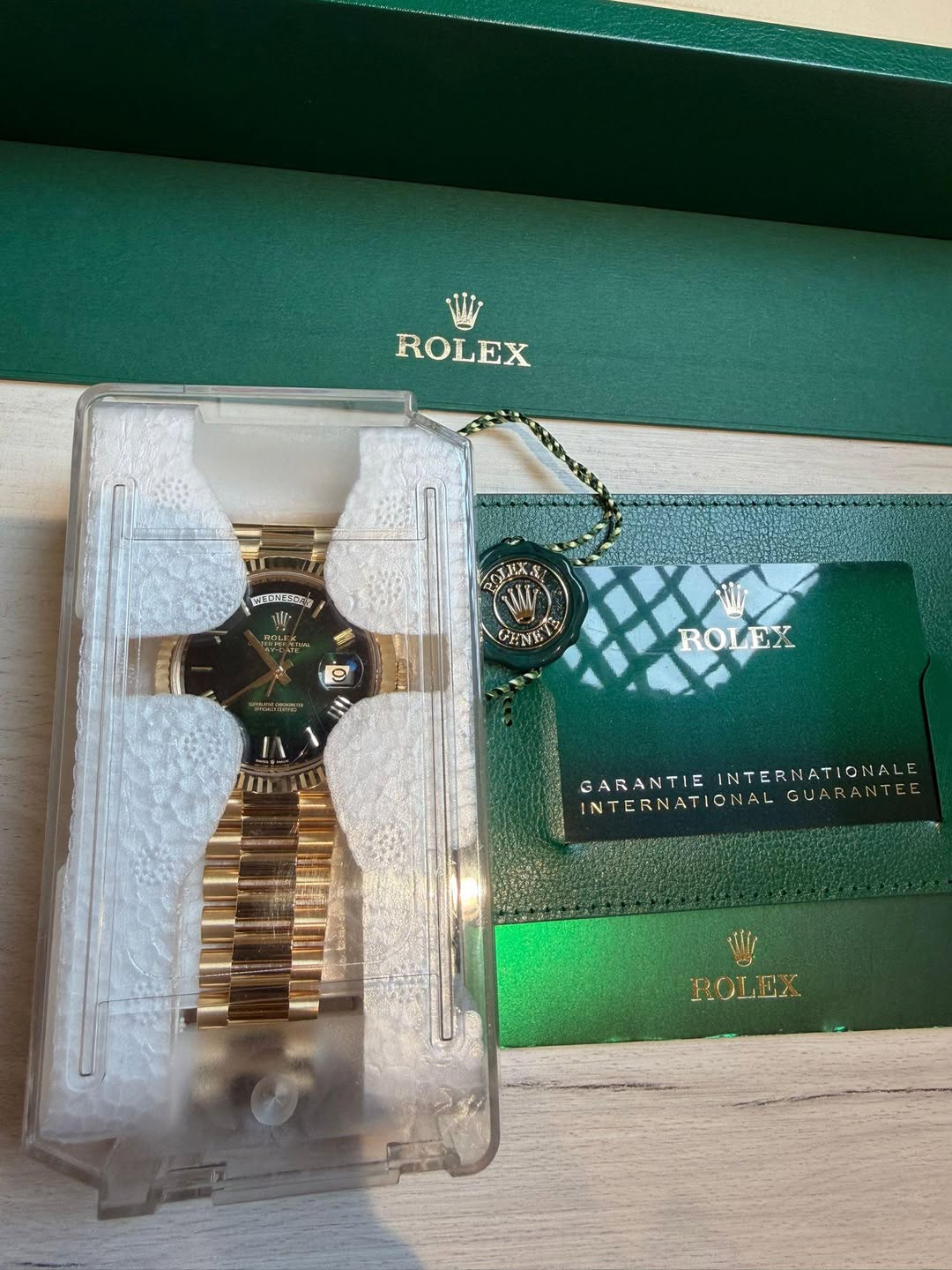 May be an image of text that says 'ROLEX พมอย SOLNXSI GHNI ROLEX UI GARANTIE INTERNATIONALE INTERN INTERNATIONAL ATIONAL GUARANTEE W ROLEX ئ'