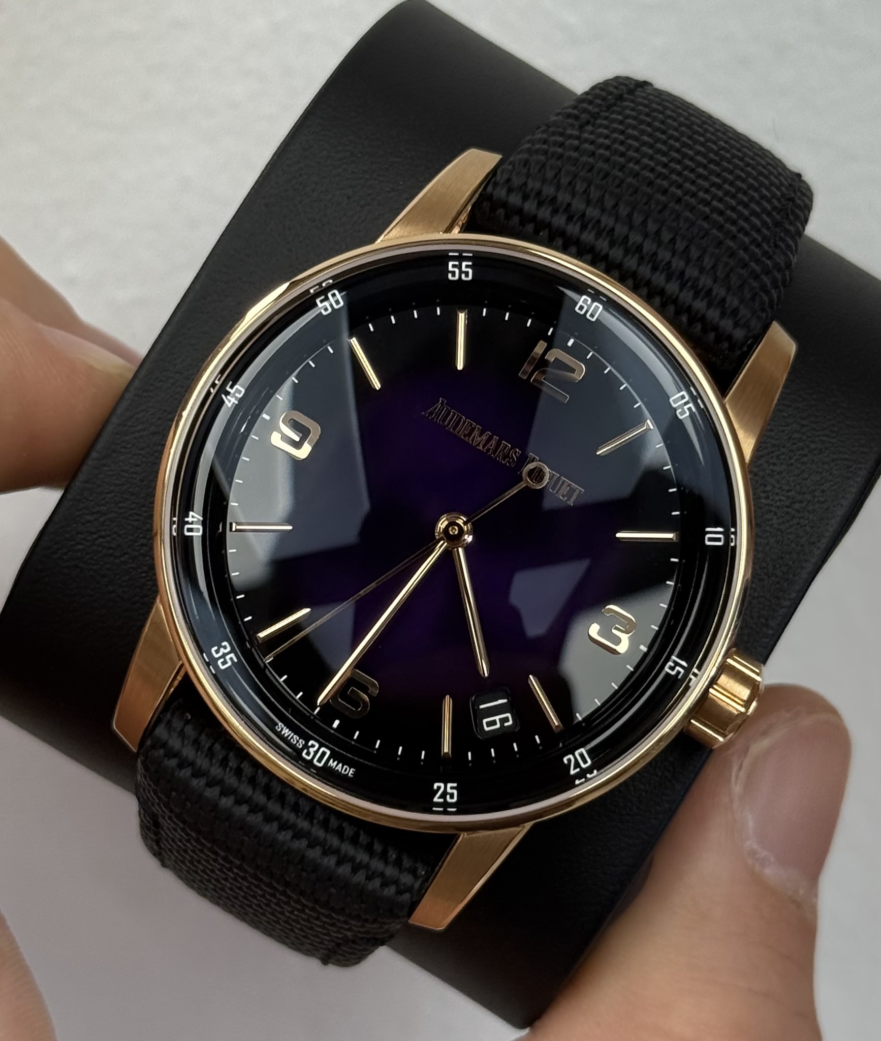 May be an image of digital watch and text that says '55 50 60 ک ク 05 H 0b တာ SWISS 30 30MADE MADE 25 20'