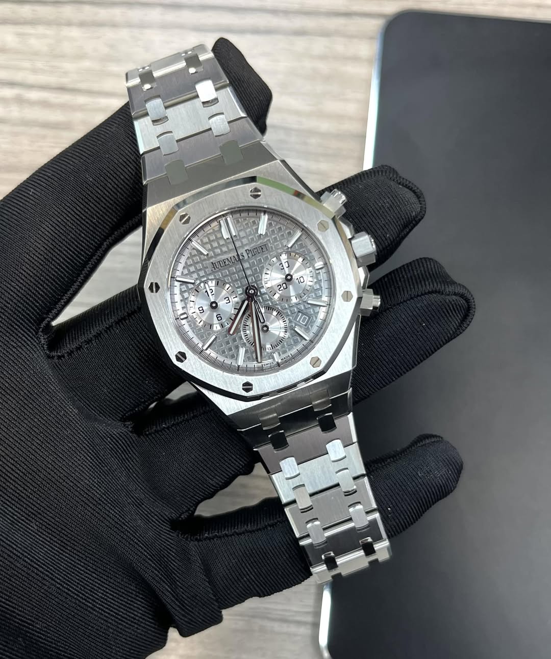 May be an image of wrist watch and text that says 'C HUREMA 10 B 0 10 風'