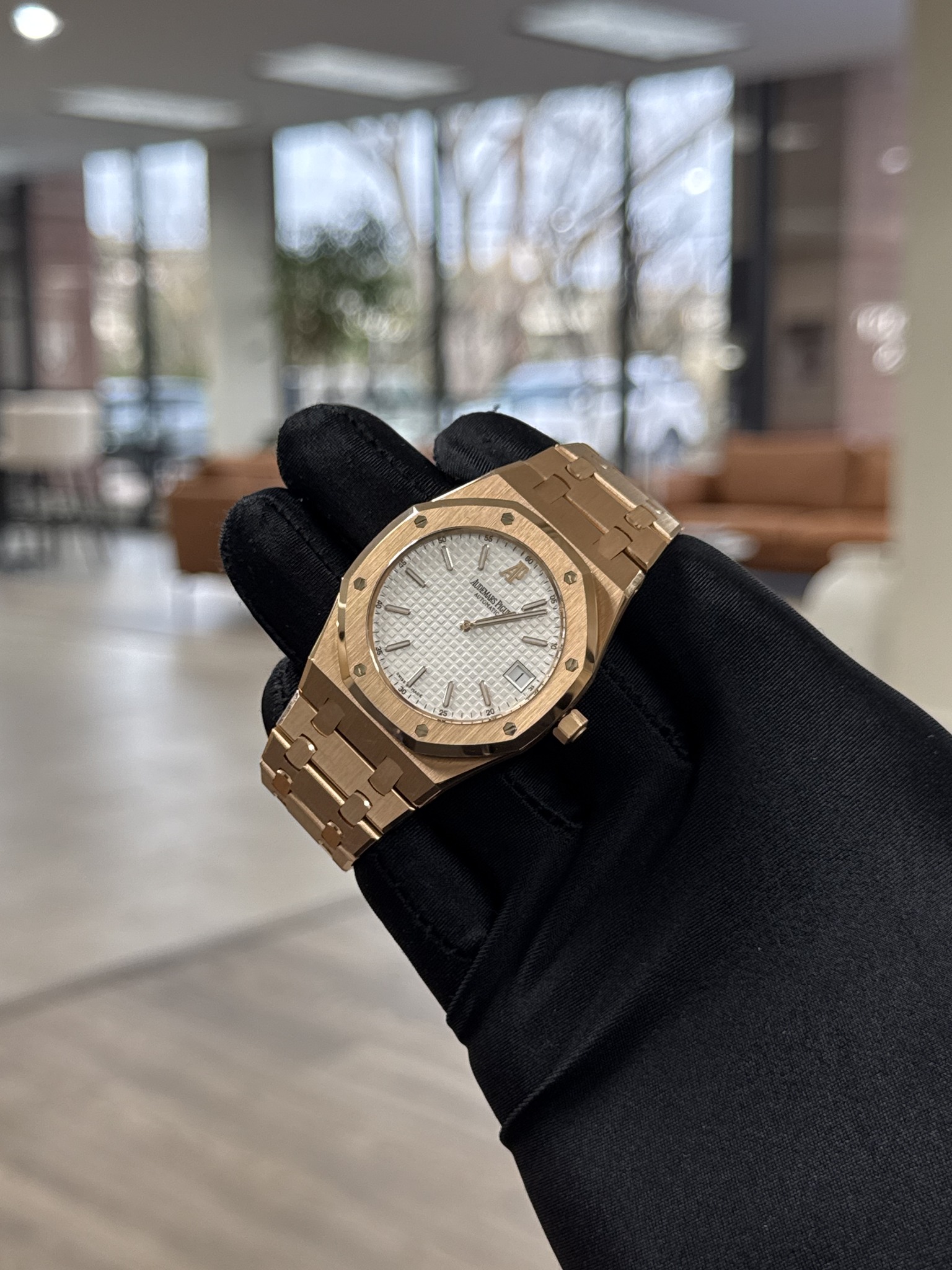 May be an image of wrist watch and text that says 'R ® D'