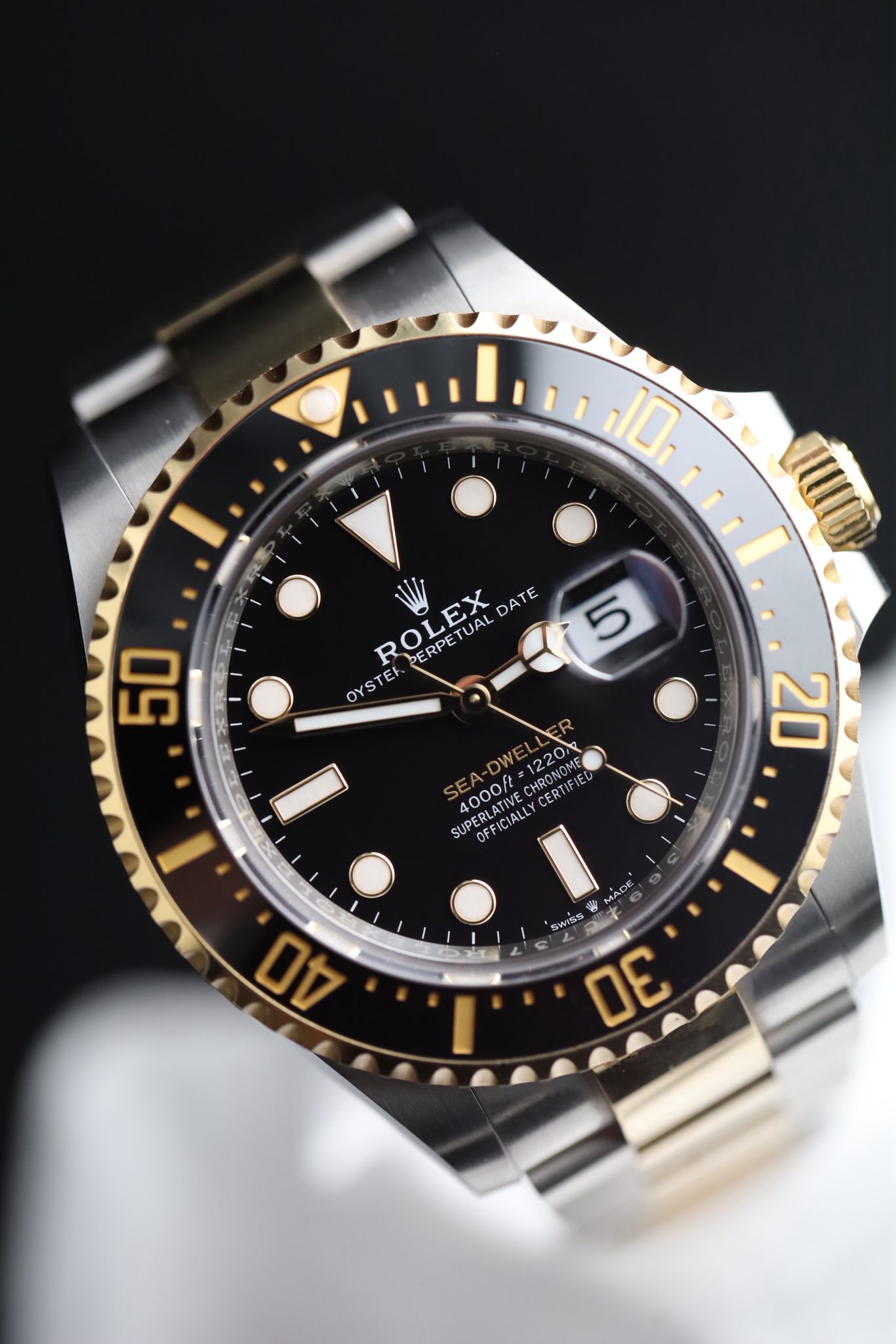 May be an image of wrist watch and text that says '10 R ROLEX ER ERPETUA TUAL JAL DA D DATE TE PE OYSTER OY WO 5 50 4000ft UPERLATIVE IOEBLATINE RECIGIATS CIALLY 4000/ Oχ CERTIF…