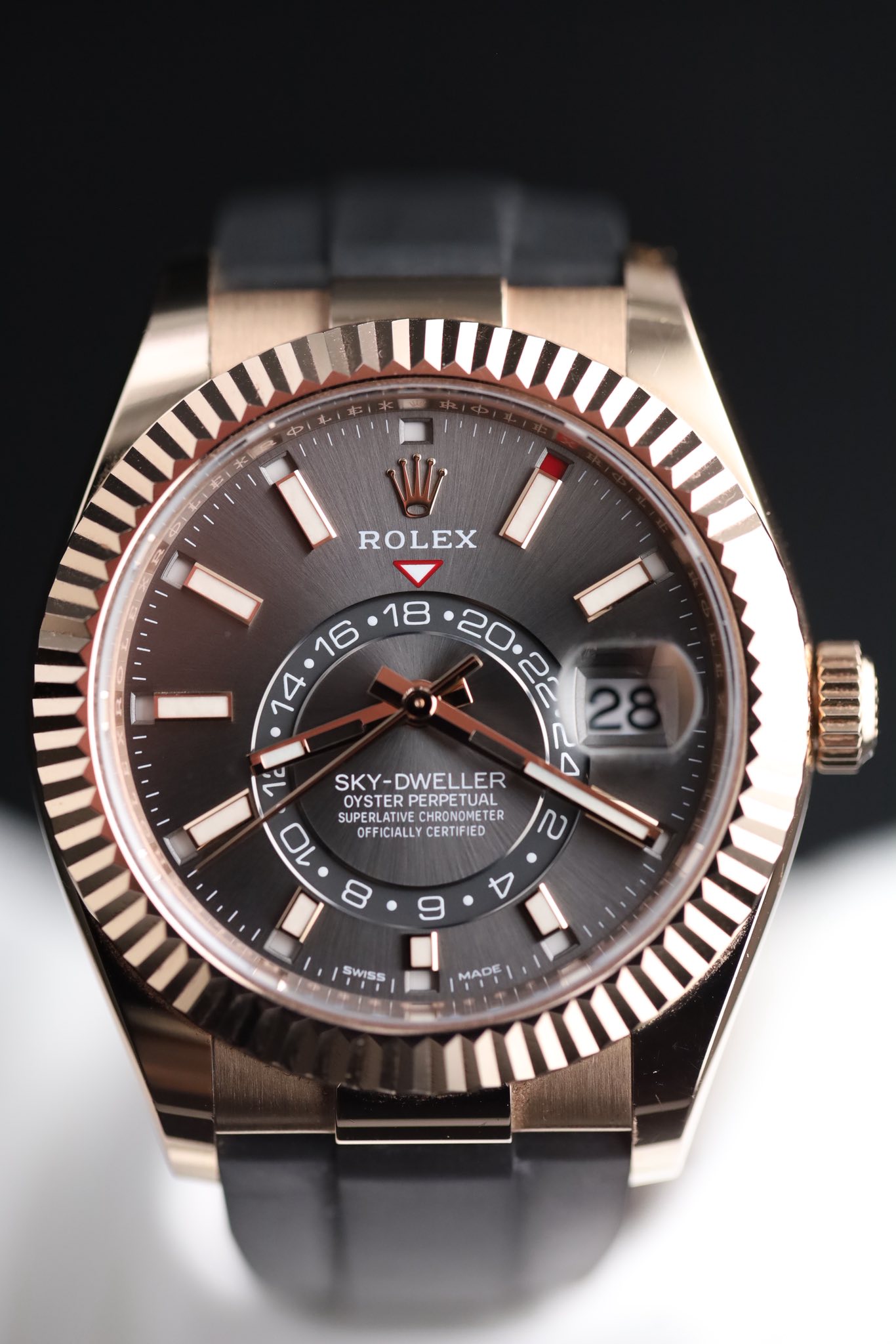 May be an image of wrist watch and text that says 'ROLEX 16 18 I SKY-DWELLER SKY- OYSTER OYSTERPERPETUA PERPETUAL PERPET 10 OFFICIALLYCERTIFIED ល SUPERLATIVE CHRONOMETER OFFICIALLY…