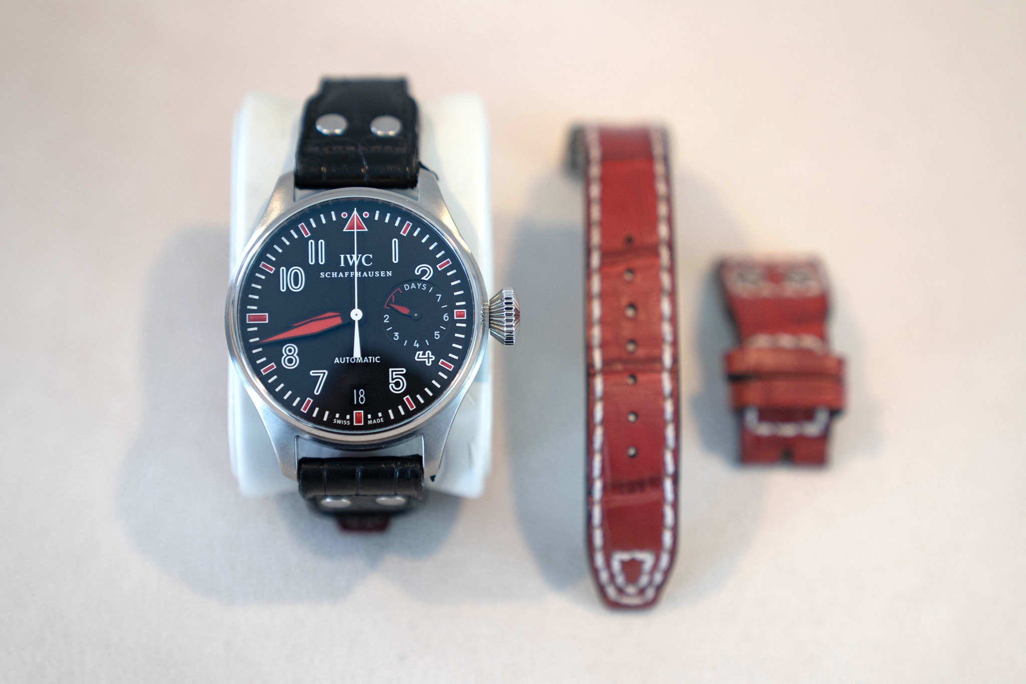May be an image of wrist watch and text that says '0 I 0I DI 10 SCHATI AUSEN IWC I 2 DAYS I 2 6 יו 8 AUTOMATIC - 4 7 I 7 5 I 18 MAS'