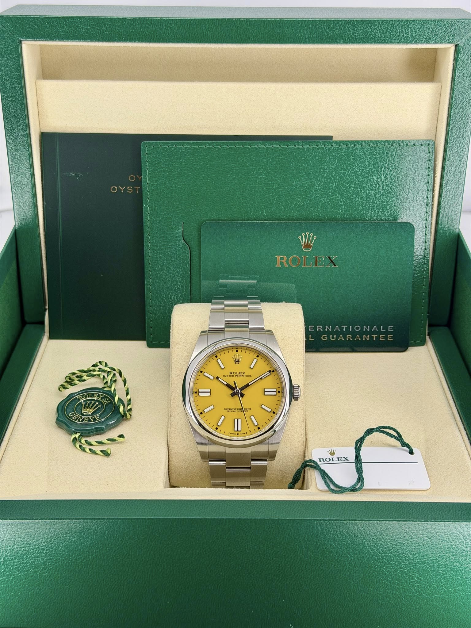 May be an image of wrist watch and text that says 'OYST Wi ROLEX ERN ERNATIONALE EGUARANTEE ONALE GUARANTEE I MULEX II 1យ0 הההצי ្ក្ាញ II 오터 nOL HOLEX X'
