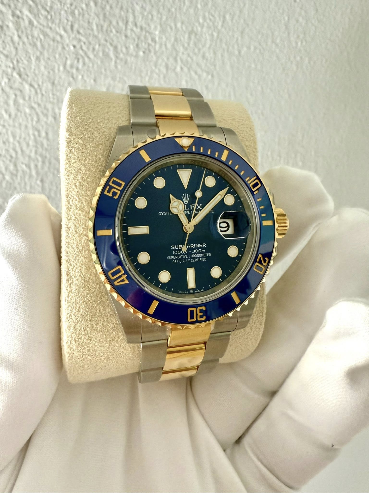 May be an image of wrist watch and text that says '50 10 6 SUBMARINER RINER SUBI سا SUBWARINER 00m E 40 20 30'