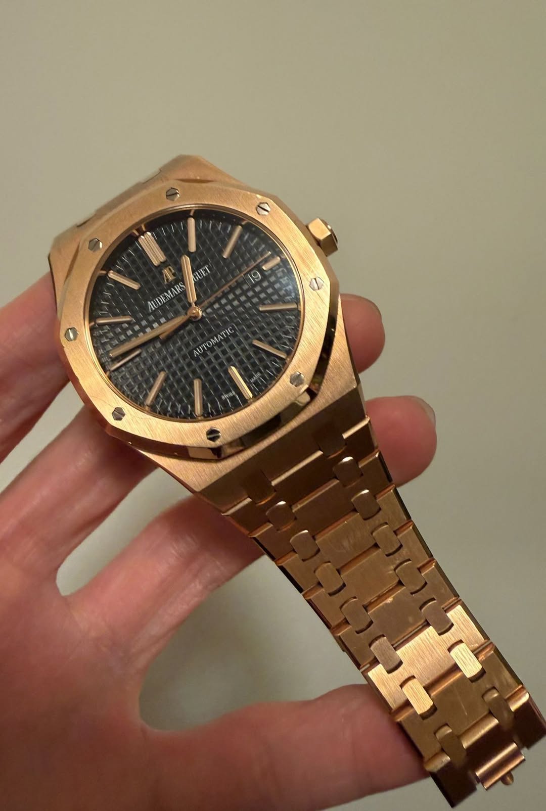 May be an image of wrist watch and text that says '1 19 GUET AUDEMARS S AUT OMATIC 2'