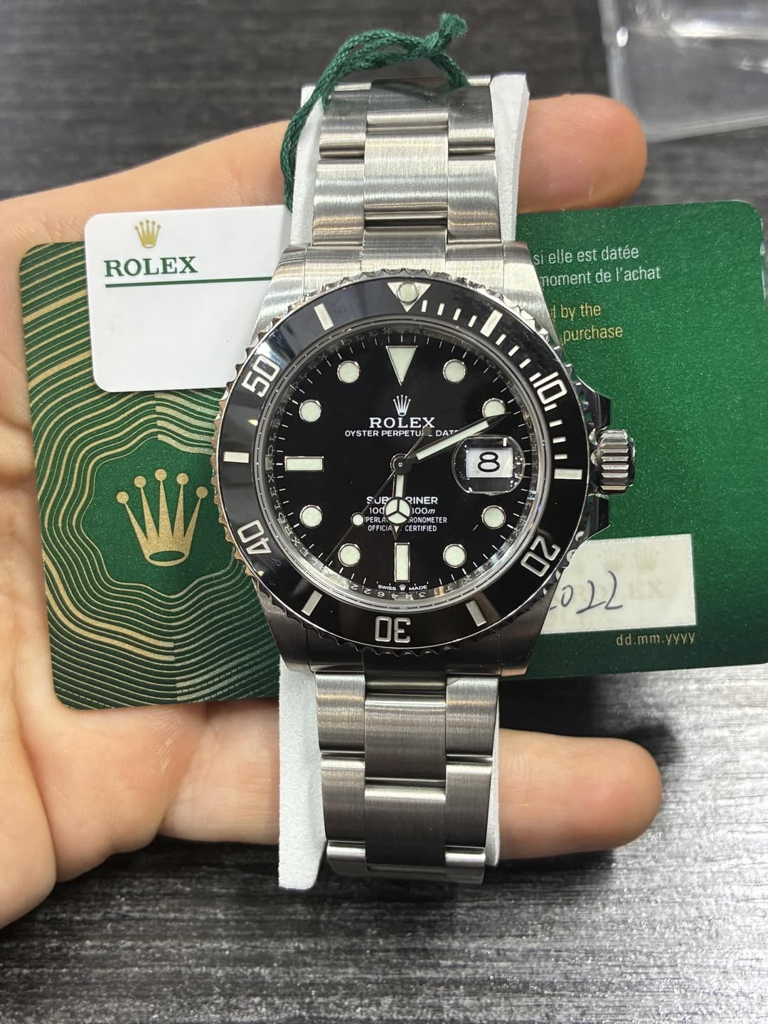 May be an image of wrist watch and text that says 'ROLEX si elle est datée noment de l'achat by the purchase 50 ROLEX OYSTER YSTERPERPE DAT 10 8 GUE IO01 RINER OSTMETTR w POSOMETER…