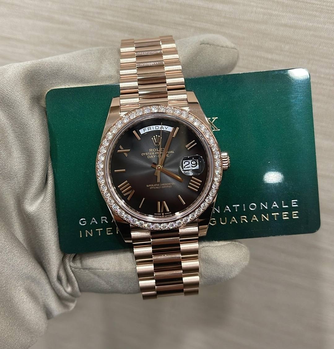 May be an image of wrist watch and text that says 'FRIDAY FRIL AY سم ROLE ROL pE TEEPE ወቤት- FUAL M مهم แม IONALE NATIONALE เน ION UARANTEE u'