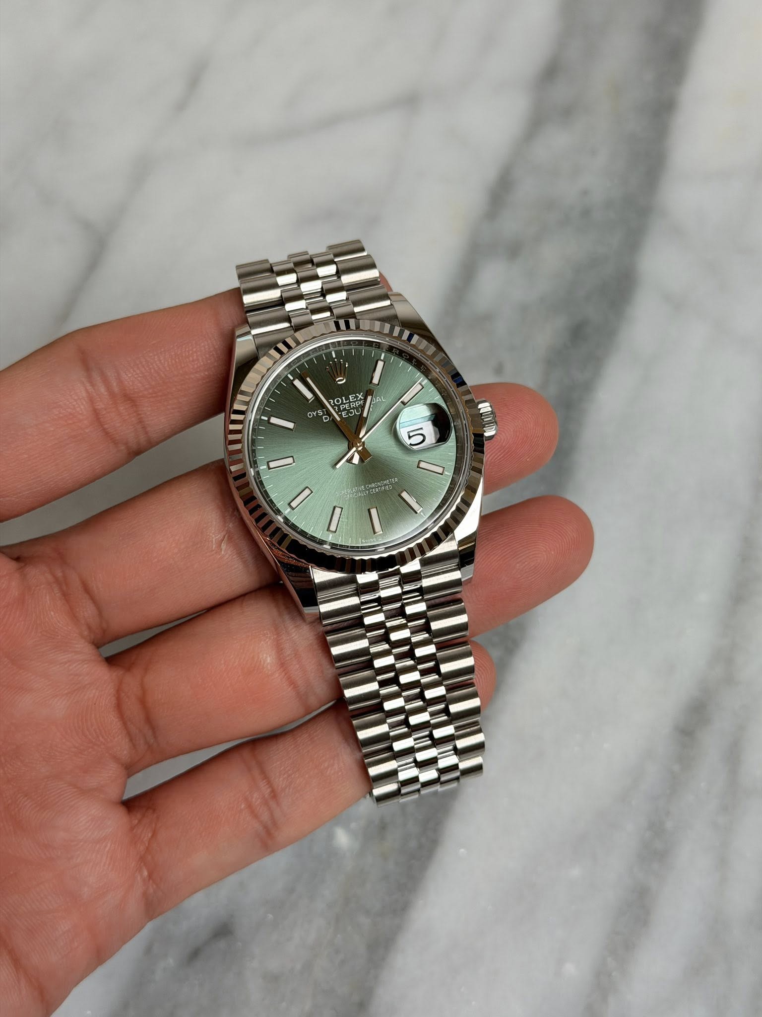 May be an image of wrist watch and text that says 'LEX H 5 - I - I'