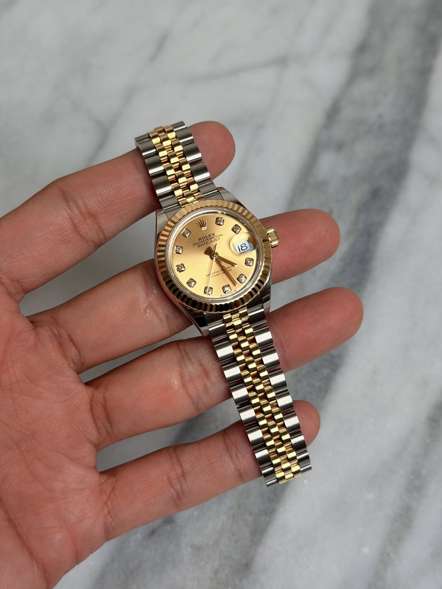 May be an image of wrist watch and text that says '0 1 B 5 B 8 ን ও م در'