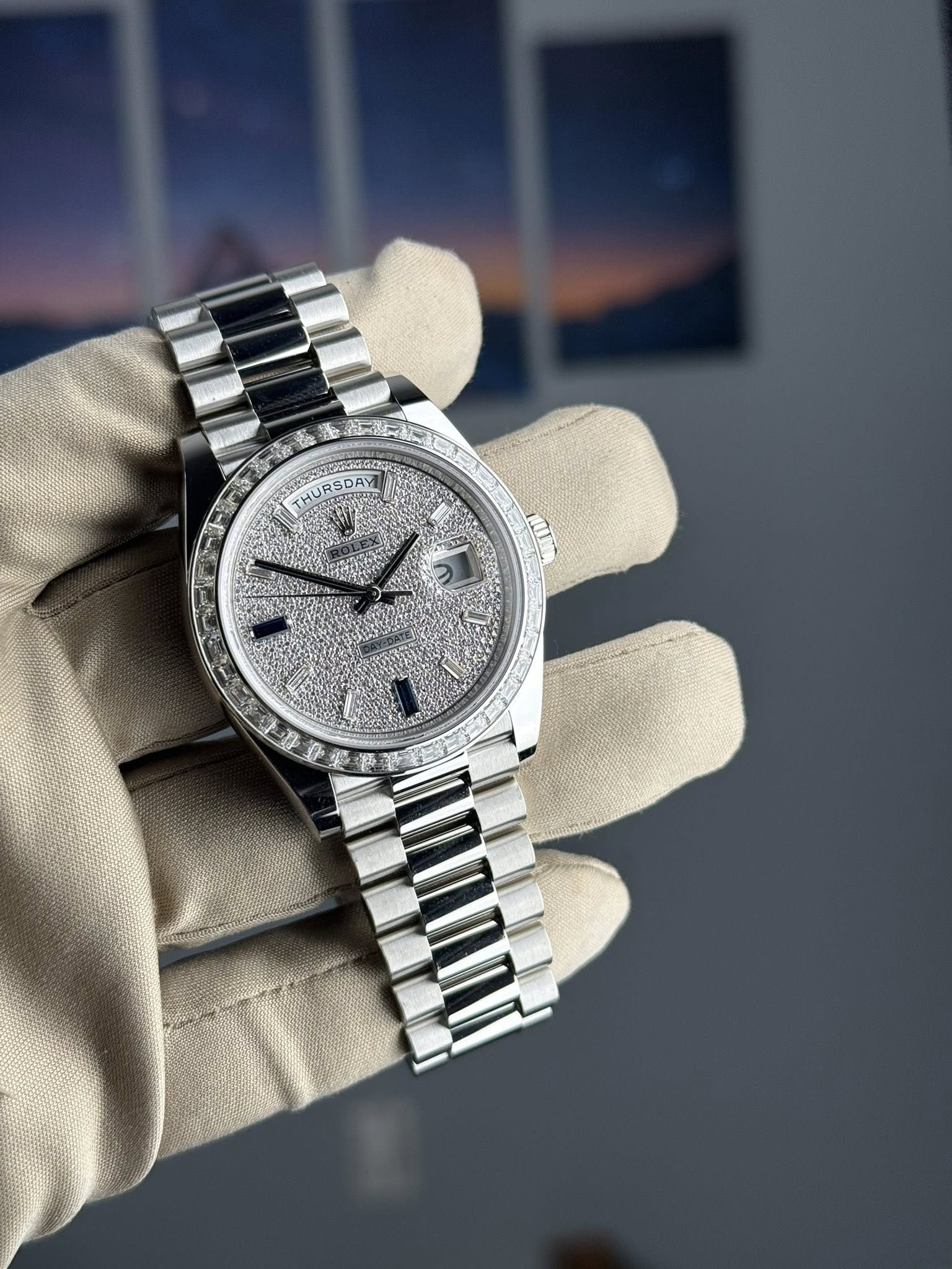 May be an image of wrist watch and text that says '海安高 ትለብሮት THURSDAY THURSDAY の r 台'