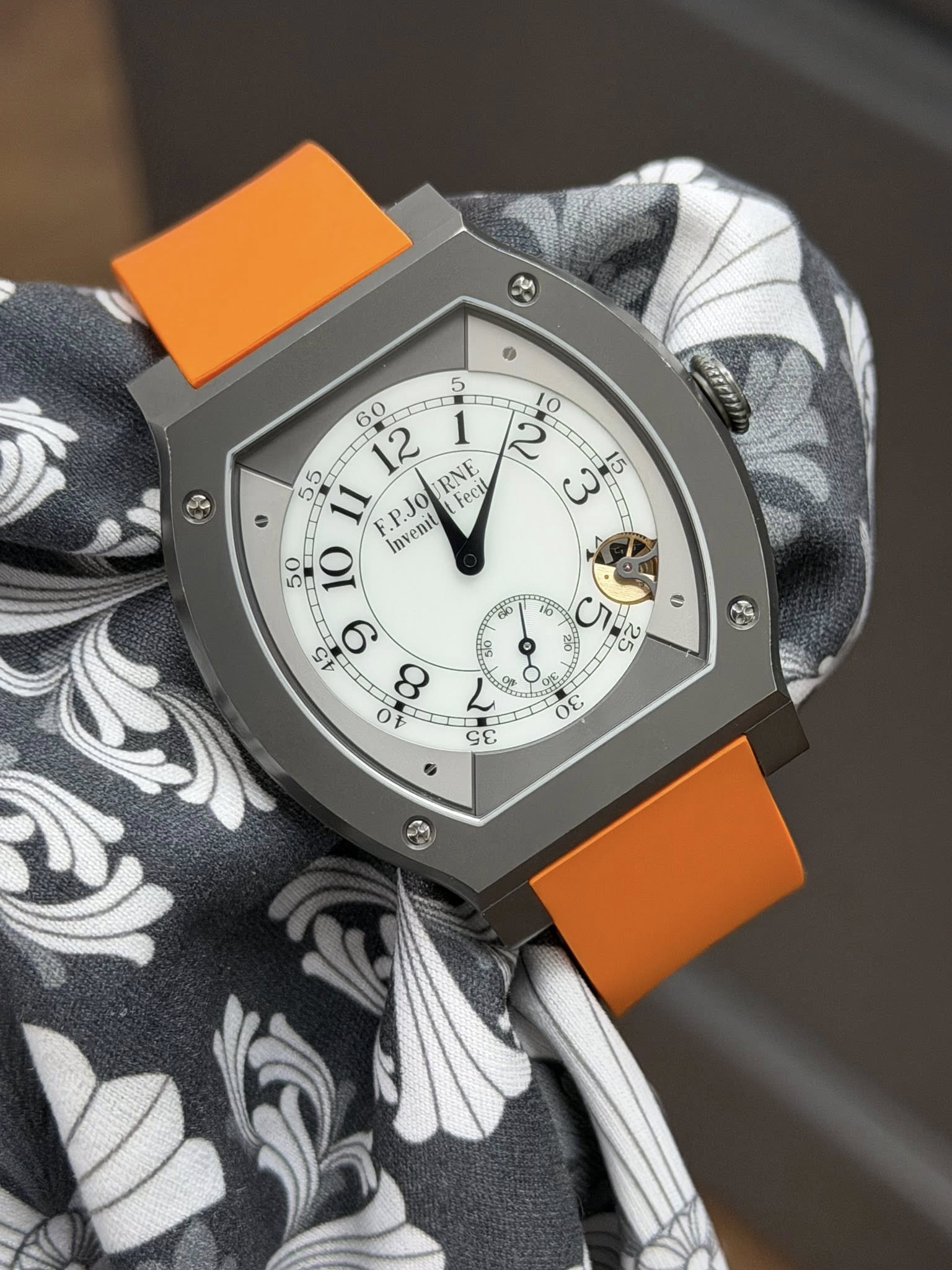 May be an image of wrist watch and text that says '® F.P.Jo RNE Fecil 3 15 5 Invenit 8o O 8 16 ی 22 핑규 2 tu 9 L 2산 σε C ςε'