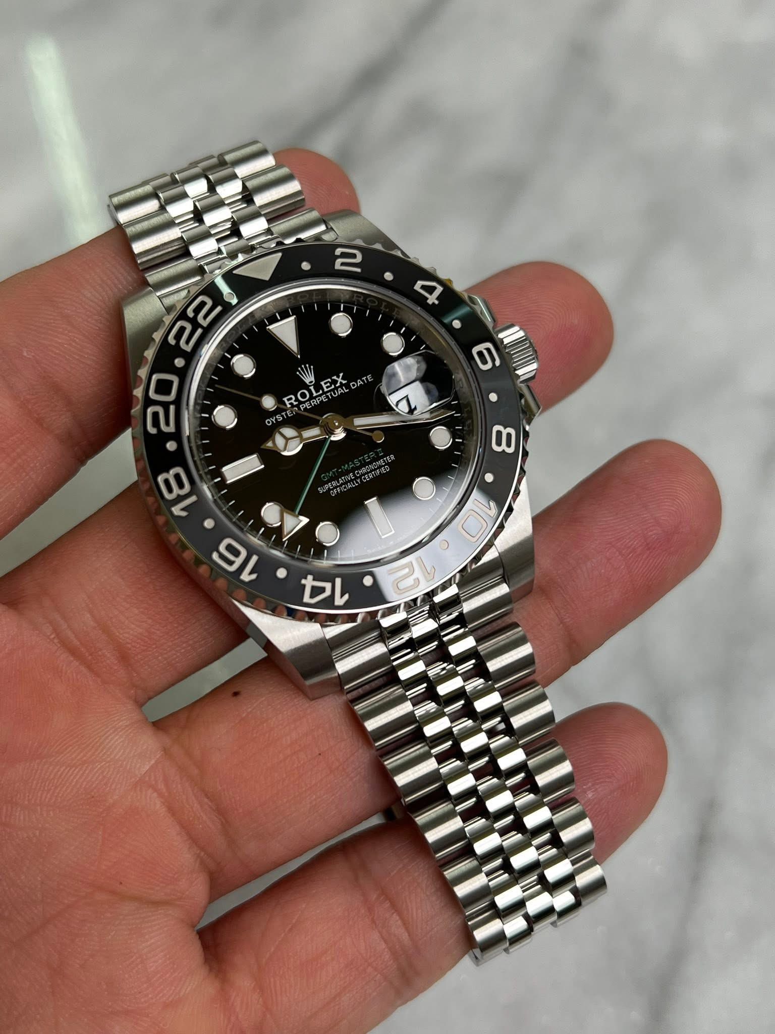 May be an image of wrist watch and text that says '2 ROLEX EAPERPET ROL ROL 20 18 I 16 19 oVO I カ '