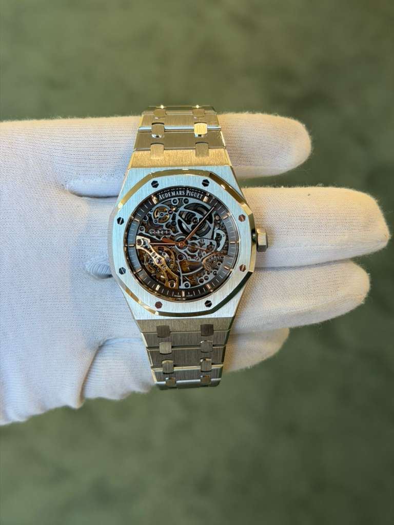 May be an image of wrist watch and text that says 'EDEMARSPIC ACDEMARSPIGEET DE'