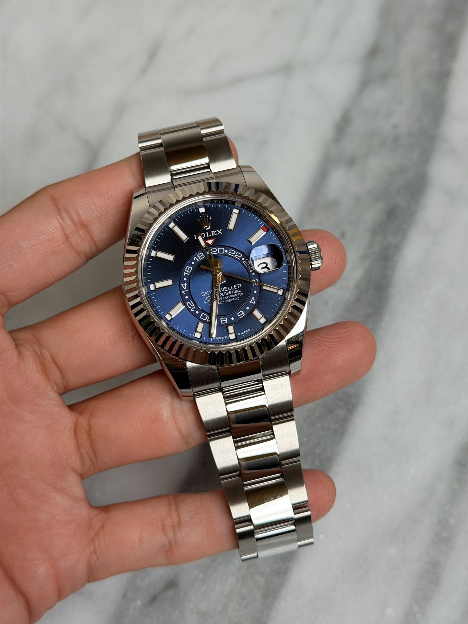 May be an image of wrist watch and text that says 'J0000 EX HIU O K P o 8 5'