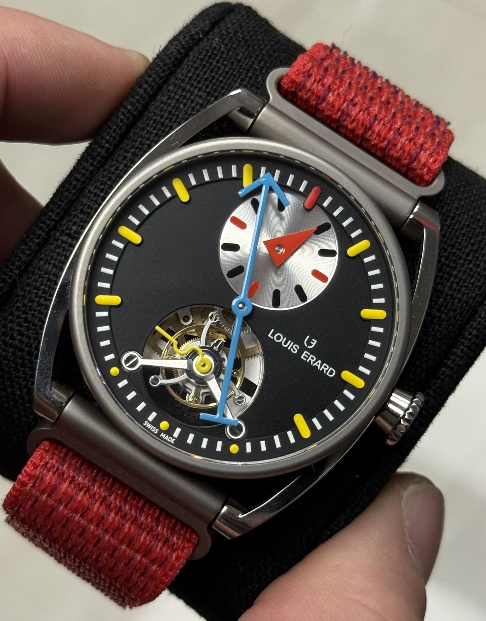 May be an image of wrist watch and text that says '61 LOUIS U ERARD SWISS MADE ADE I 4 اط'