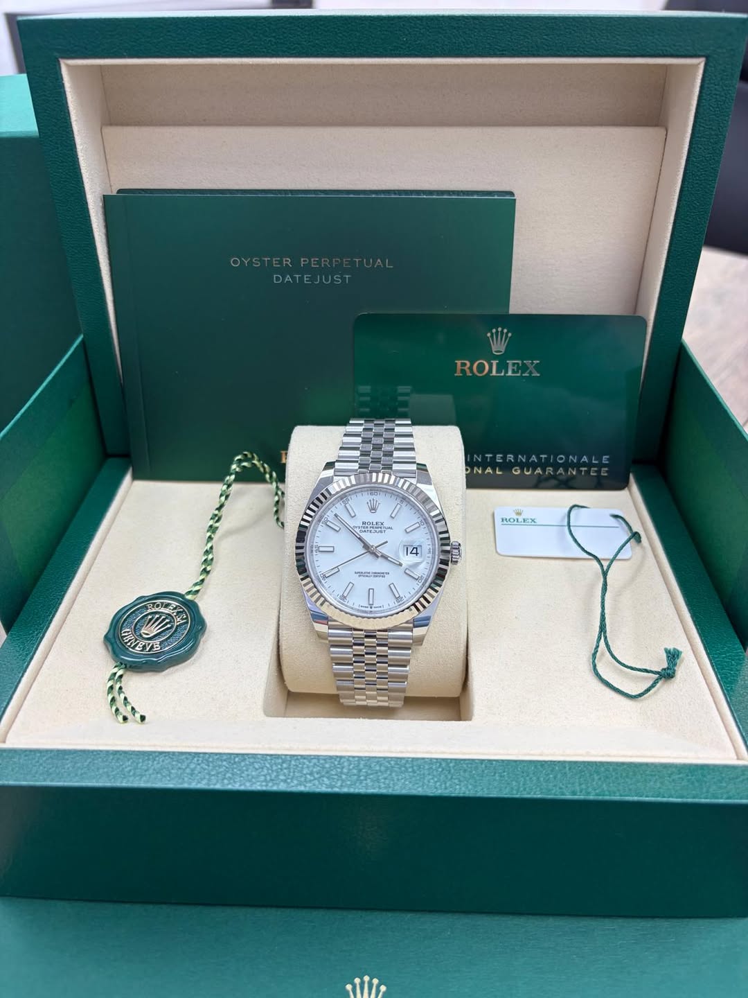 May be an image of wrist watch and text that says 'OYSTERPERPETUAL OYSTERPERPE DATEJUST JUST ROLEX CN TERNATIONALE NALE NAL GUARANTE መንክያ 접게 U ROLEX I 4 ባይ M yC วุา D n LIII'