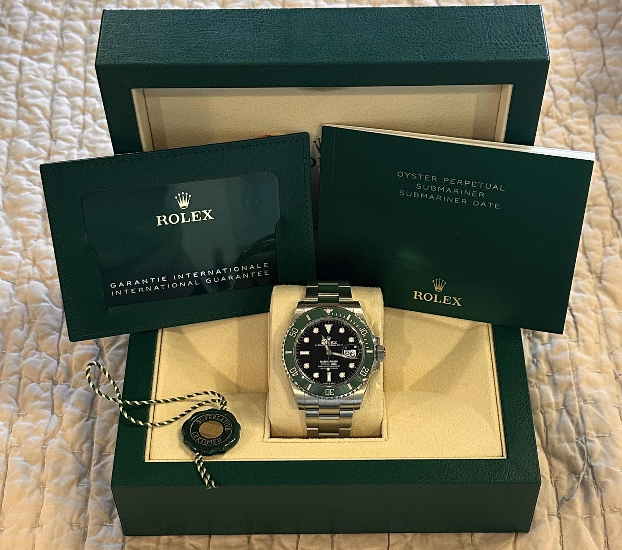 May be an image of wrist watch and text that says 'ROLEX UAL OYSTE OYSTERPERPETU UAL UBMARINER SUBMARINERDATE ARINERDATE DATE INTERNATIONAL GARANTILIONALGUARANTEL GUARAN GARANT…