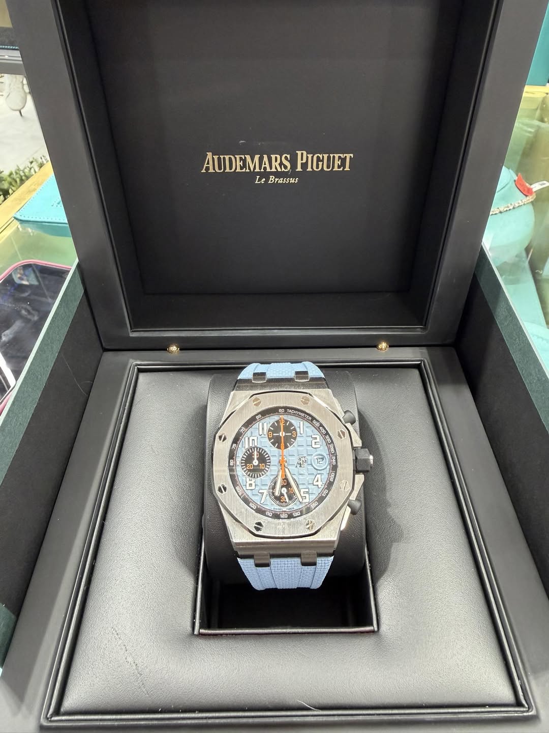 May be an image of wrist watch and text that says 'FrTa AUDEMARS AUDEMARSPIGUEI PIGUET Le Le Brassus 中• 수 S ما I 生 သ รน 19 不甜'