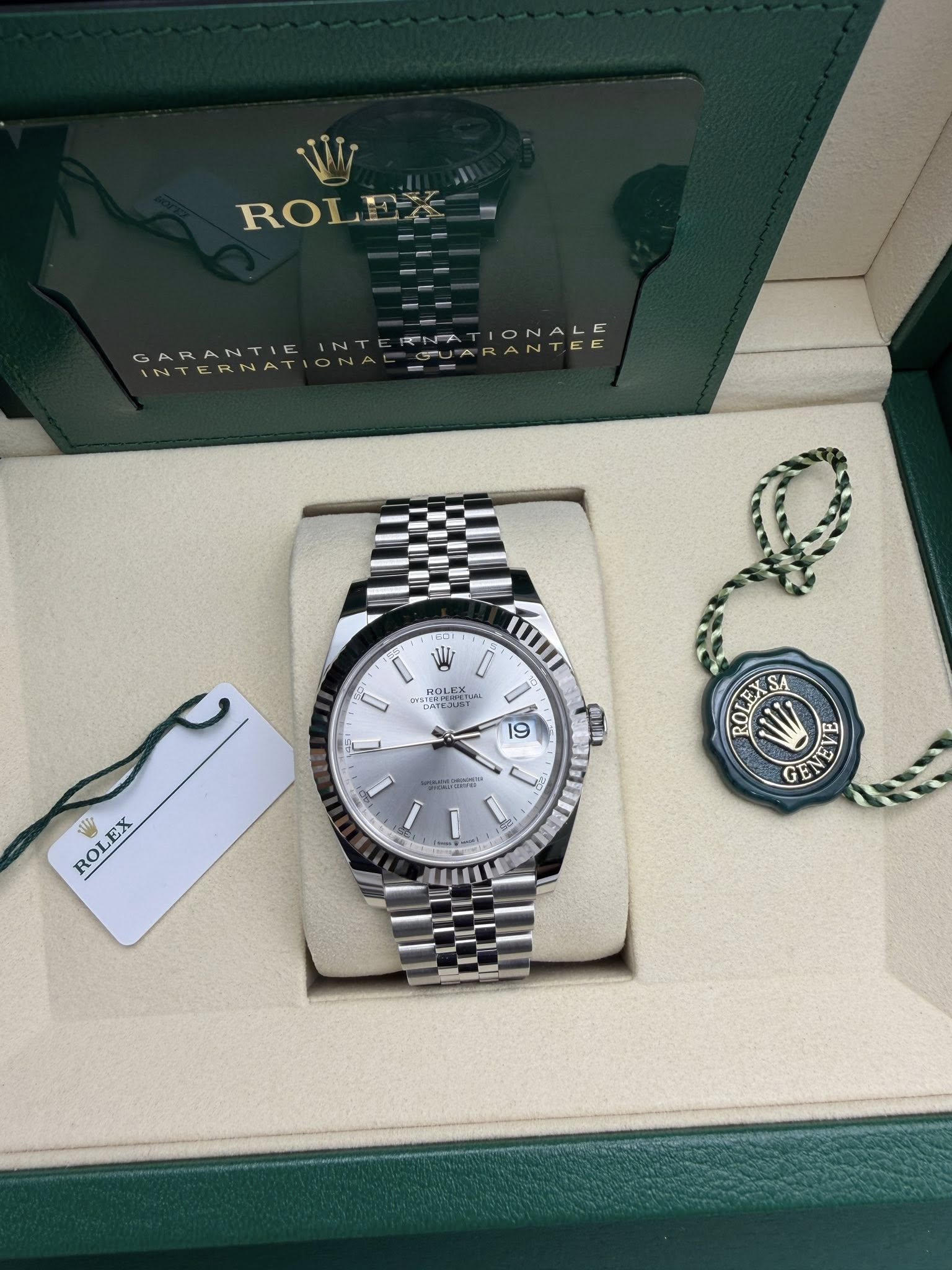May be an image of wrist watch and text that says 'W ROLE ARANTIE INTERNAT RRNATIONALE TIONALE liiz 0 POLEXI o DATEJUT はけ APEJUBE 19 200 ROLEX ROL EX ROLEXS ROLEXSA ROL SA GEN…