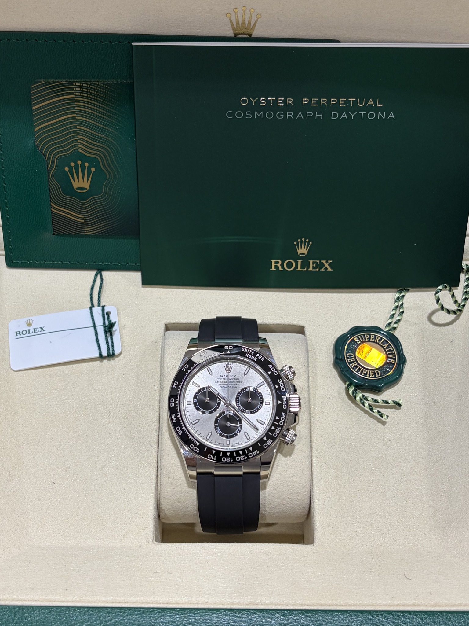 May be an image of wrist watch and text that says 'W OYSTER OYSTERPERPETUAL PERPETUAL PERP COSMOGRAPHDAYTONA APH MOGRAPH DAYTONA DAY TONA ROLEX ROLEX 70 T 80 200 R40 min UIIII O O0…