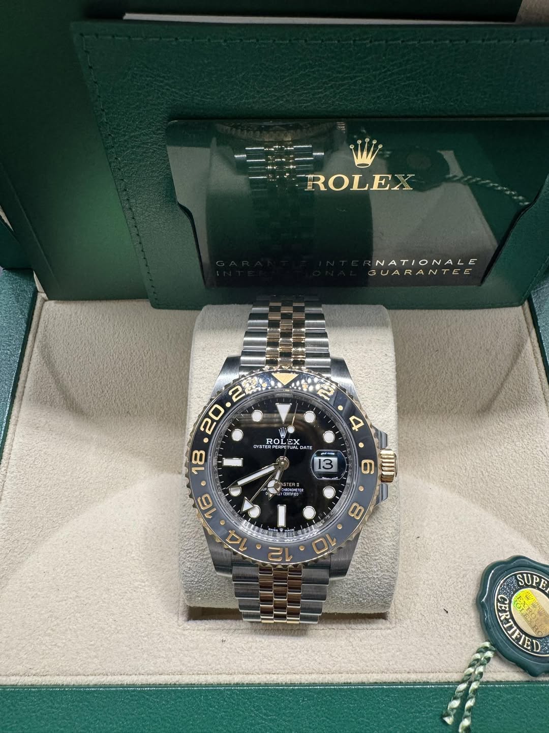 May be an image of wrist watch and text that says 'ROLEX NATIONALE GUARANTEE erat ROL OL inrense EX 13 6 MI SUPE CESTAER'