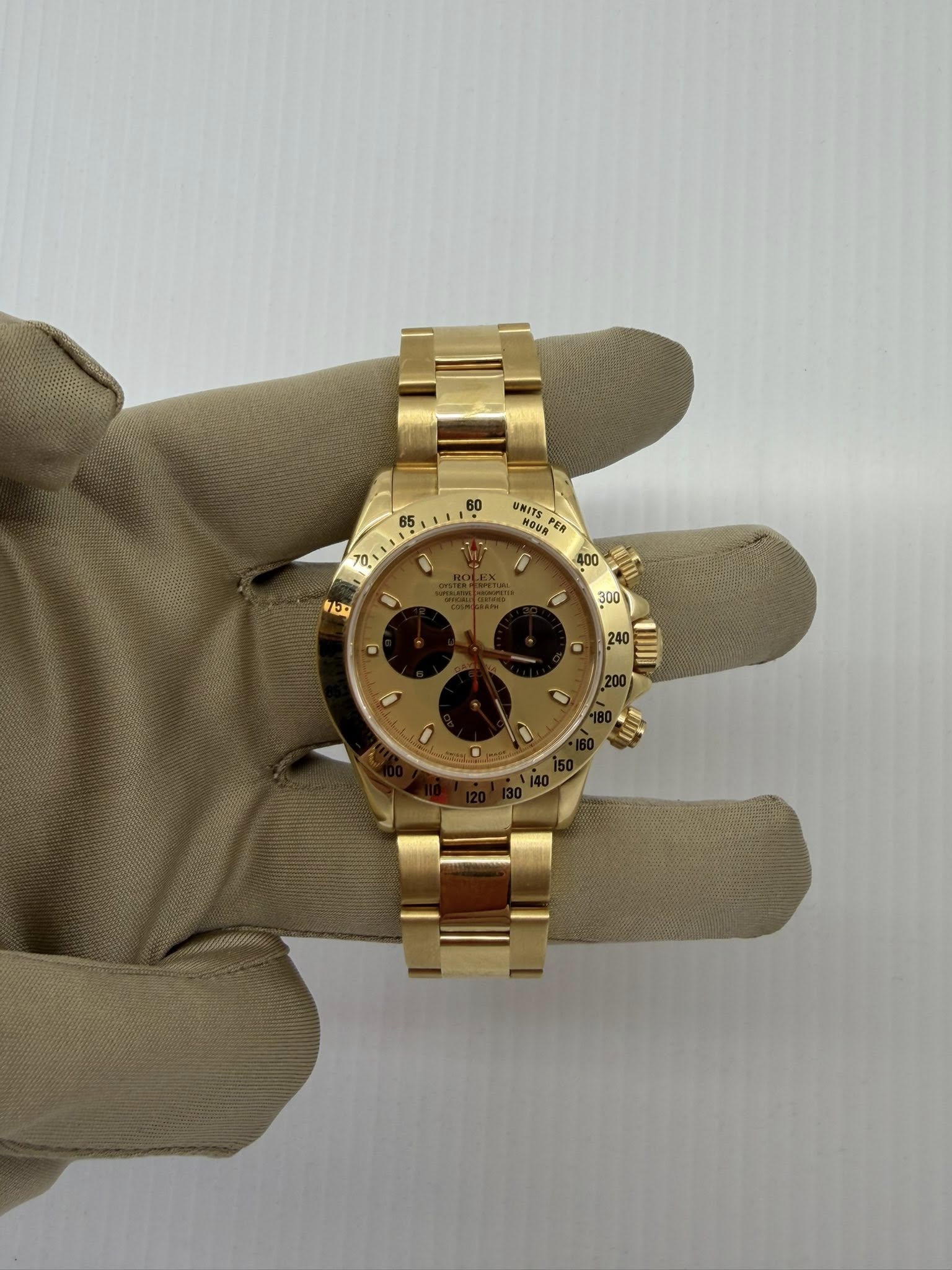 May be an image of wrist watch and text that says '85 70、 WO살을 PER 400 1B 300 240'