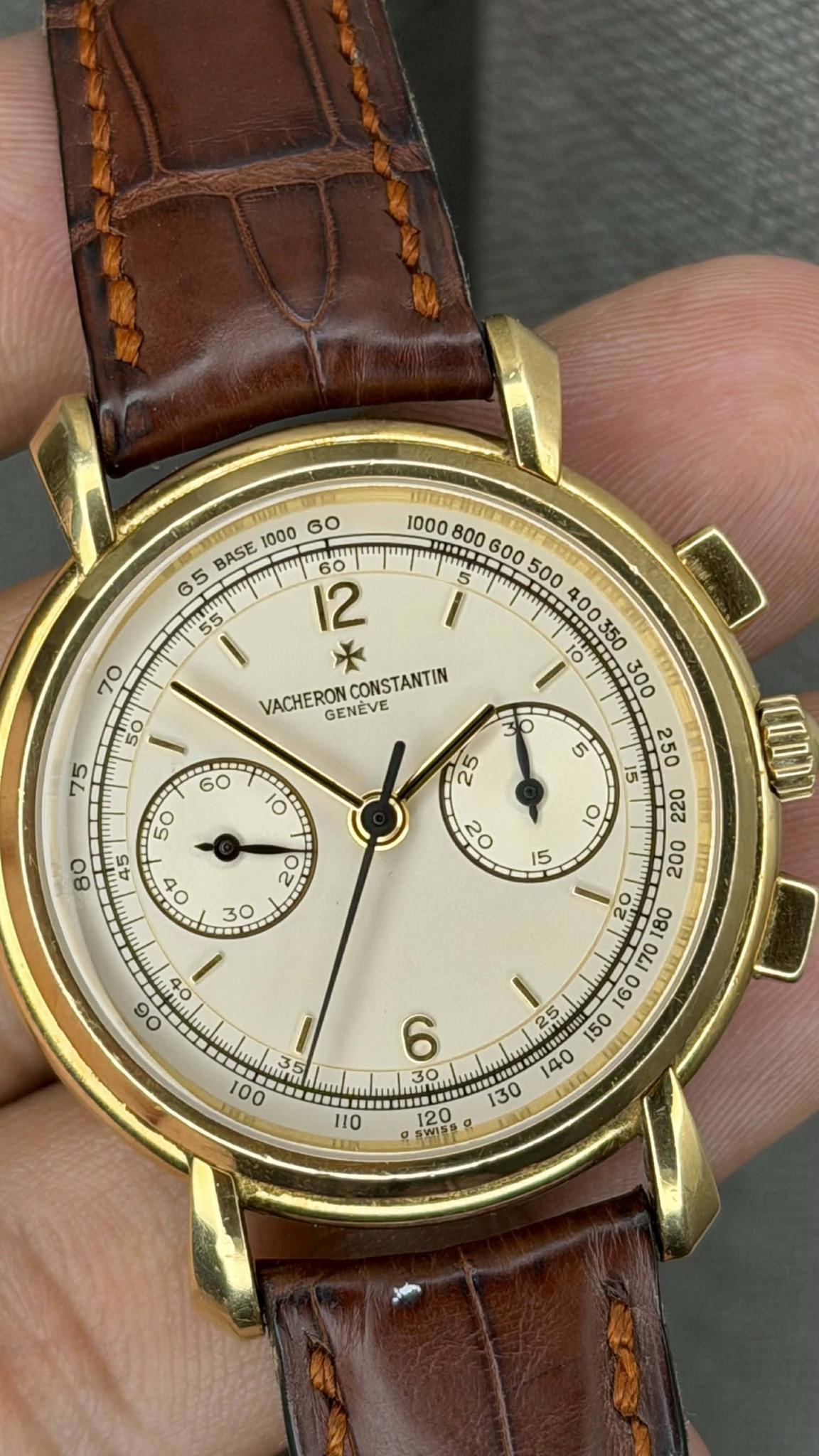May be an image of wrist watch and text that says '1000 G0 BASE 平 VACHERON GENEVE CONSTANTIN ---- GOO 1管者 nTЛEAR O 2OmBw ש 20 30 15 LUOD ot 6 100 新華圖国 ИЛИeИИ 30. 100 SWISS 2E…
