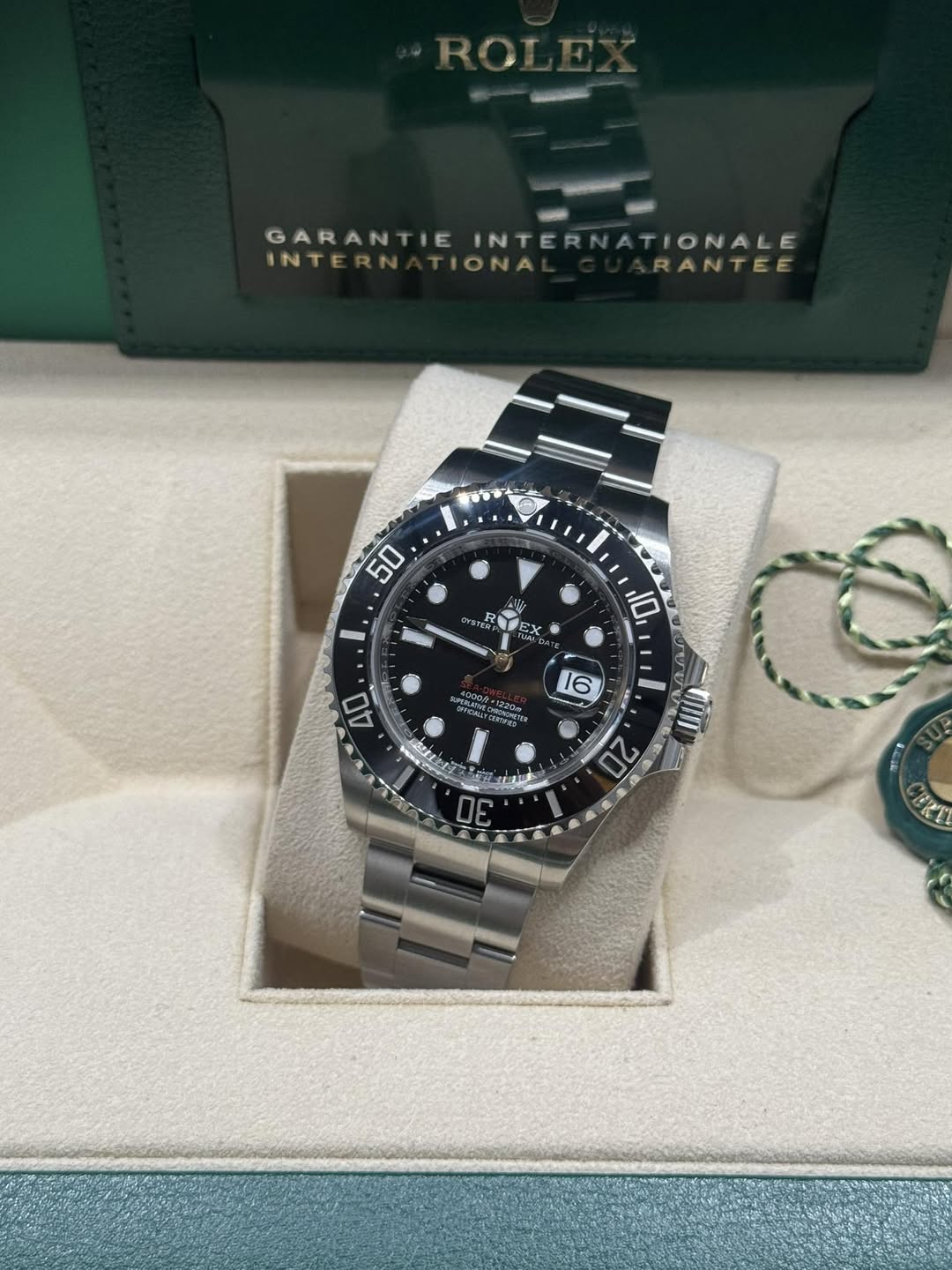 May be an image of wrist watch and text that says 'GARANTIE INTERNATIONALE GARANTIEINTERNATIONALE TIONALE INTERN INTERNATIONA IONA INTERN RANTEE 50 yTe Y EY m 10 40 16 م 20…
